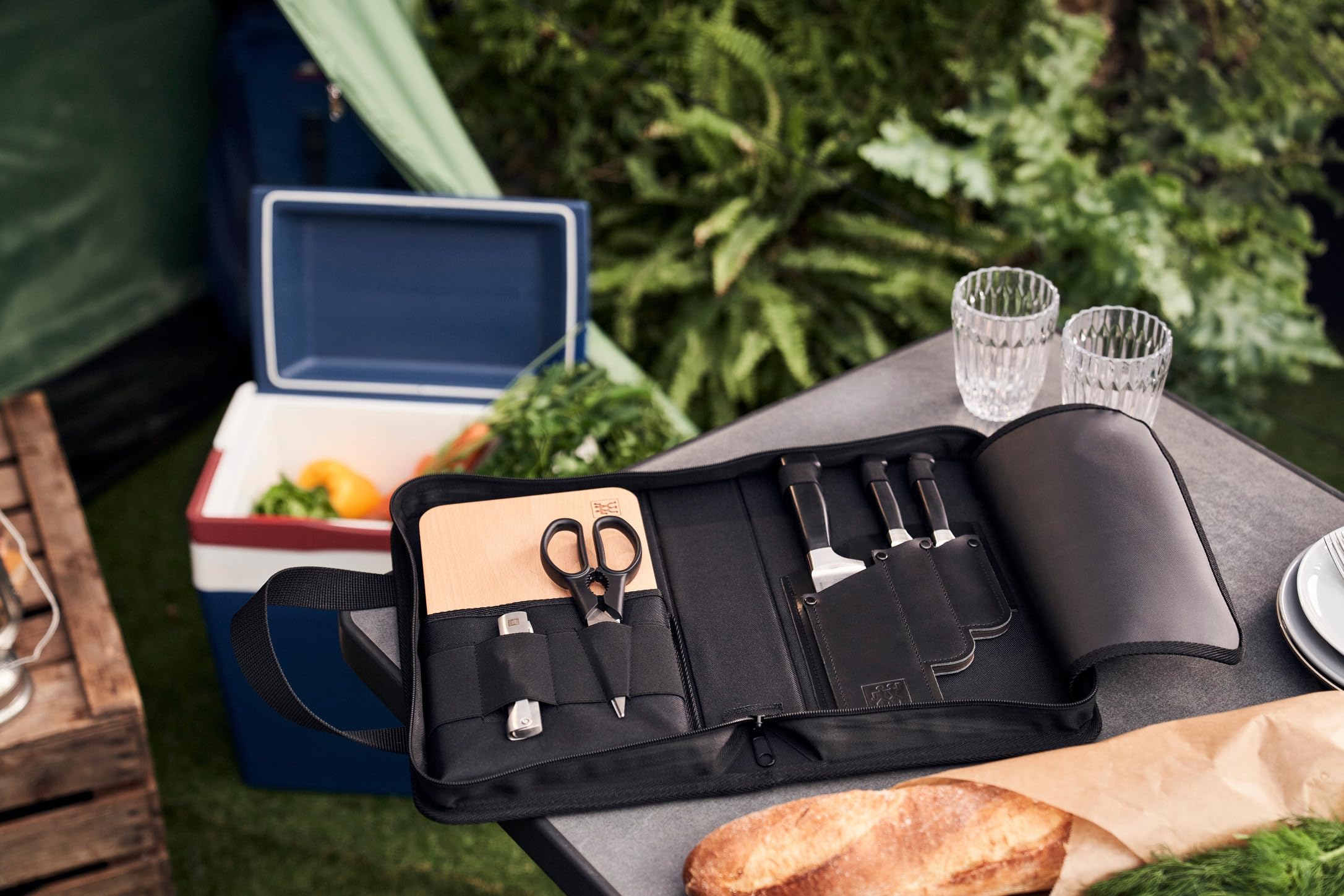 ZWILLING Vier Sterne Traveller Set/Messerset 7-tlg, für Camping, Set aus 3 Messer, Schneidbrett, Kellnermesser, Schere & Transporttasche