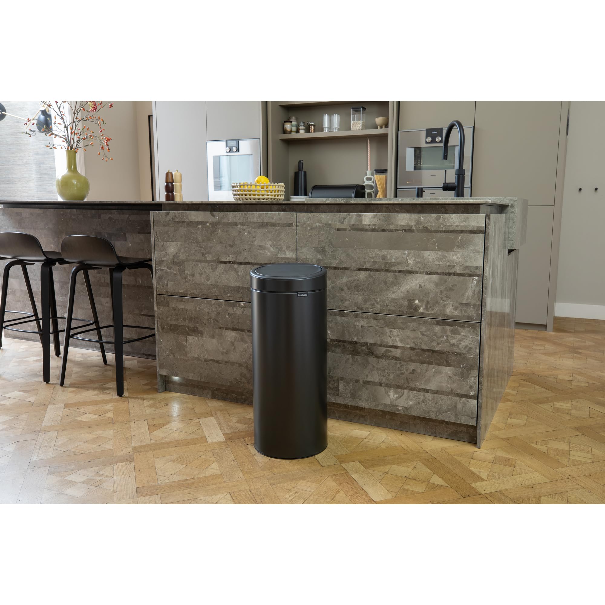 Brabantia Bo Touch Poubelle de cuisine 30 L | Grande poubelle douce au toucher avec seau intérieur | Poubelle à dos plat peu encombrante pour la cuisine | Solution de déchets élégante | Gris confiant