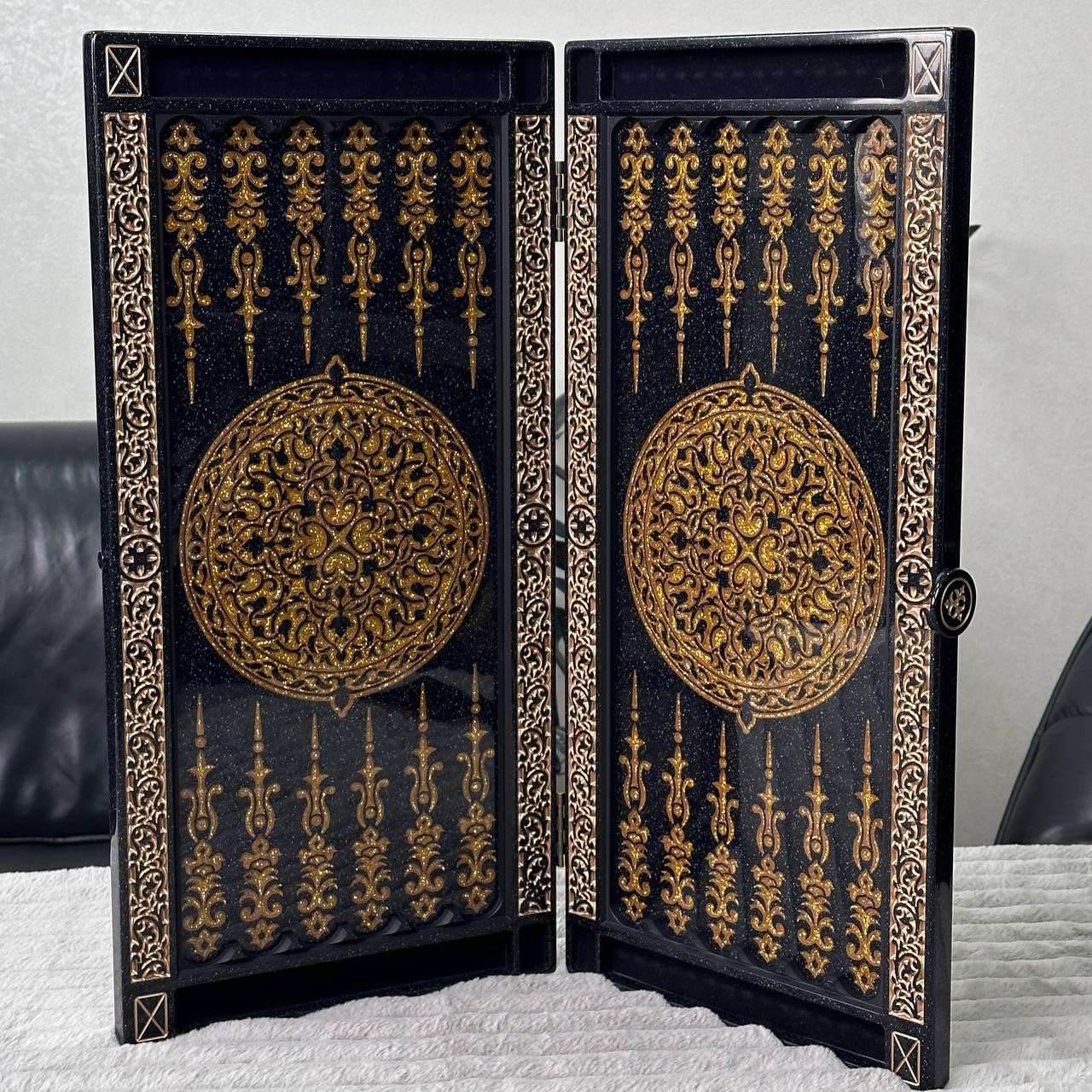 Backgammon di lusso "Leone d'oro" – Realizzato a mano in pietra acrilica e resina – 58 × 28 cm – Design reale e regalo con personalizzazione (Premium Size 58 cm)