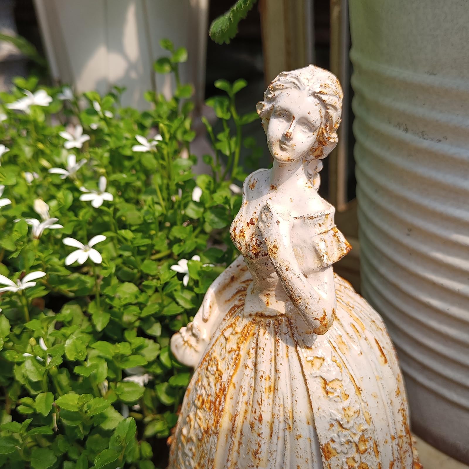 23cm Vintage Gartenfigur aus Gusseisen, Viktorianische Damenskulptur mit Handtasche, Rustikale Gartendekoration, Innen- und Außenbereich (Weiß)