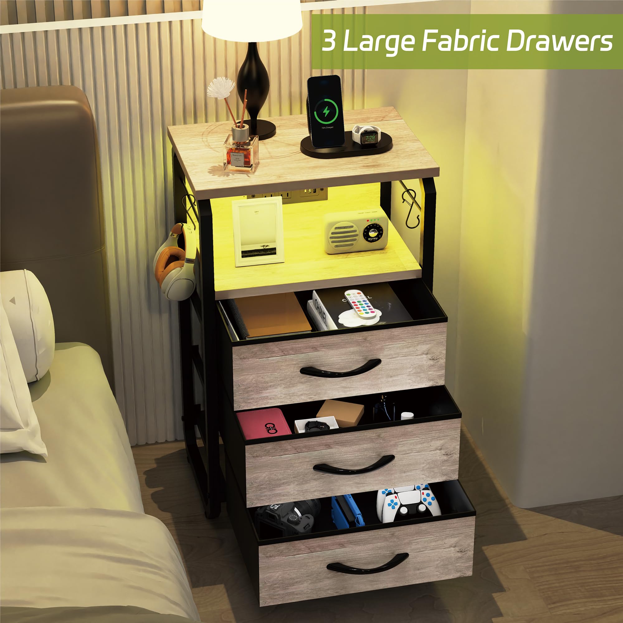 runjuly Tavolino da letto con 3 cassetti in tessuto, comodino con stazione di ricarica, comodino a LED con ganci, comodini con contenitore, comodini per soggiorno, camera da letto (beige)