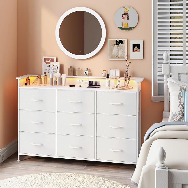 EXOTICA Cómoda blanca con luz LED para dormitorio, cómoda de 9 cajones con estación de carga, cómoda para entrada, armario, sala de estar, pasillo, marco de acero resistente, parte superior de madera, asa fácil de tirar
