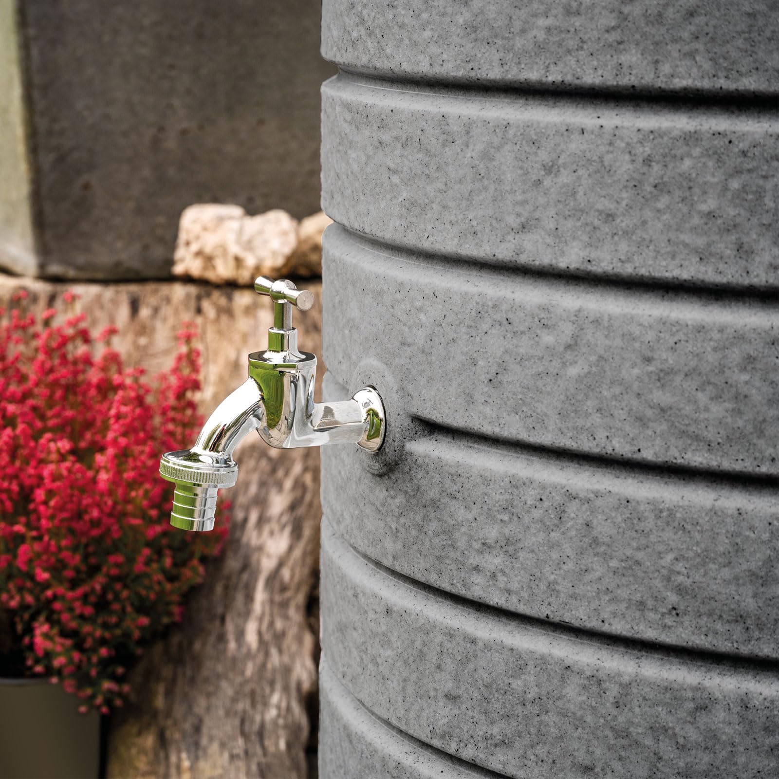 Regentonne grau Regenwassertank Aversa 270 Liter aus UV- und witterungsbeständigem Material. Regenfass BZW. Regenwassertonne mit kindersicherem Deckel und Messinganschlüssen