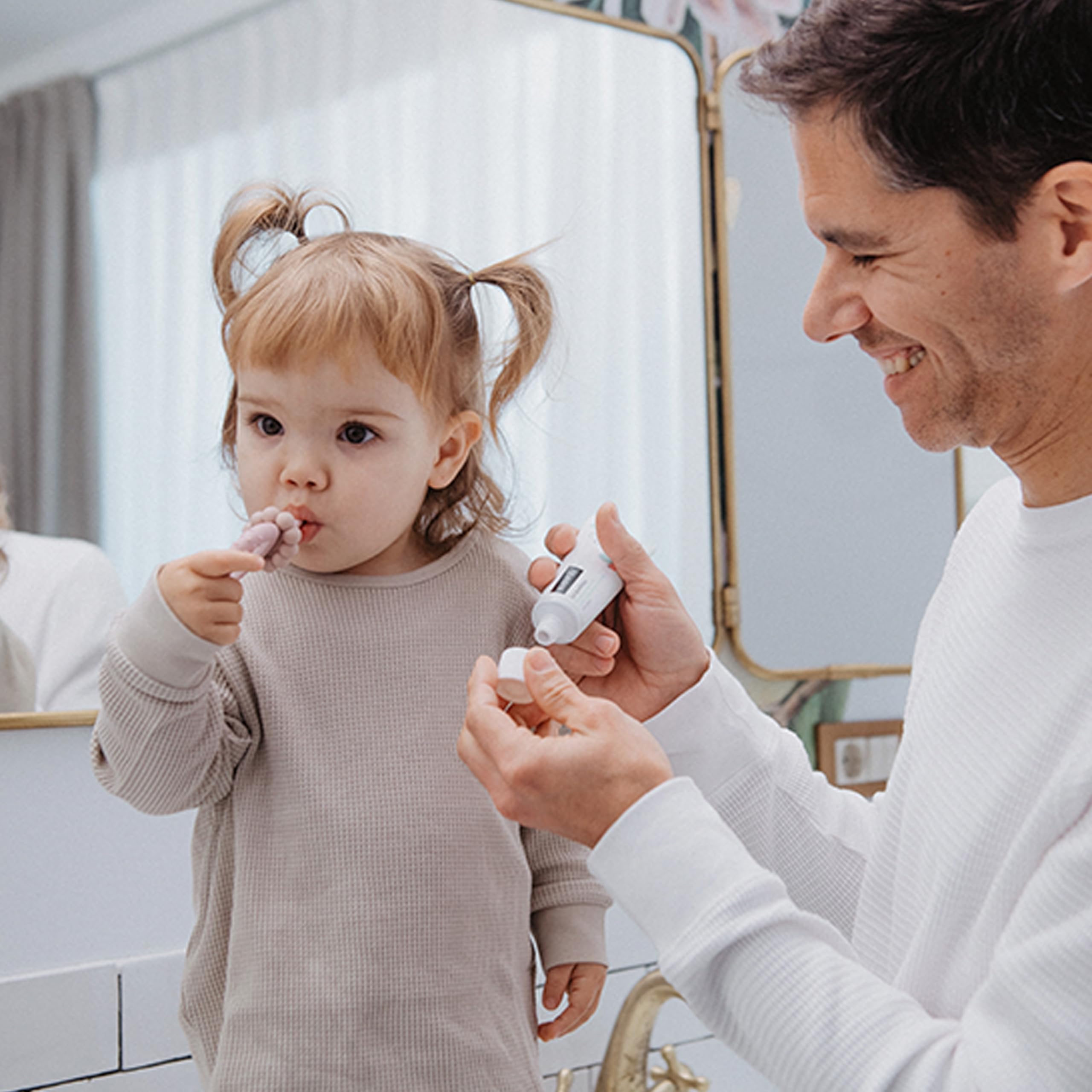 Suavinex, Spazzolino da denti per bambini da 0 a 2 anni, setole super morbide, ideale per gengive sensibili, manico ergonomico, testurizzato e antiscivolo, tappo di sicurezza, pulisci lingua, rosa