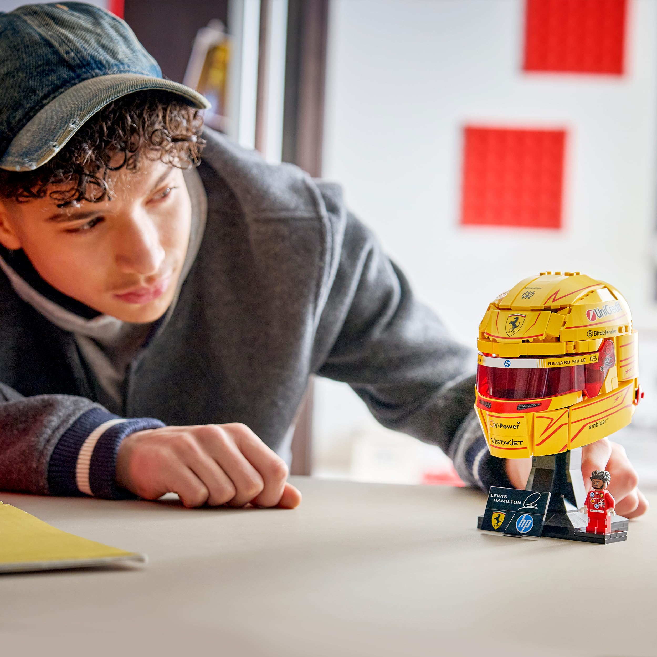 LEGO Editions Scuderia Ferrari HP Lewis Hamilton Helm - F1 Merchandise - Ausstellungsmodell Bausatz mit sammelbarer Minifigur - Geschenk für Jungen ab 14 Jahren und Erwachsene Motorsportfans - 43022