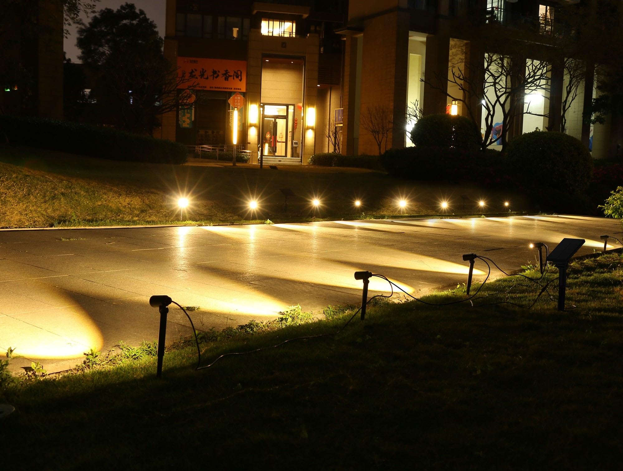 Zestaw 8 lamp solarnych LED w kolorze ciepłej bieli z zewnętrznym panelem słonecznym MINI ROUNDY do montażu na podłodze lub do montażu na ścianie