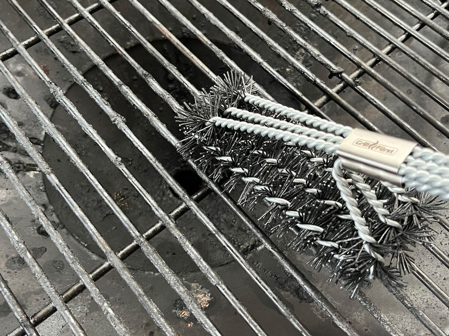 Grillfürst 2X Grillbürste mit Nylonborsten, 45 cm - Grill Reinigungsbürste für Effekte Kaltreinigung von Grillrost, Grillrost Bürste mit langem 3-Fach Bürstenkopf