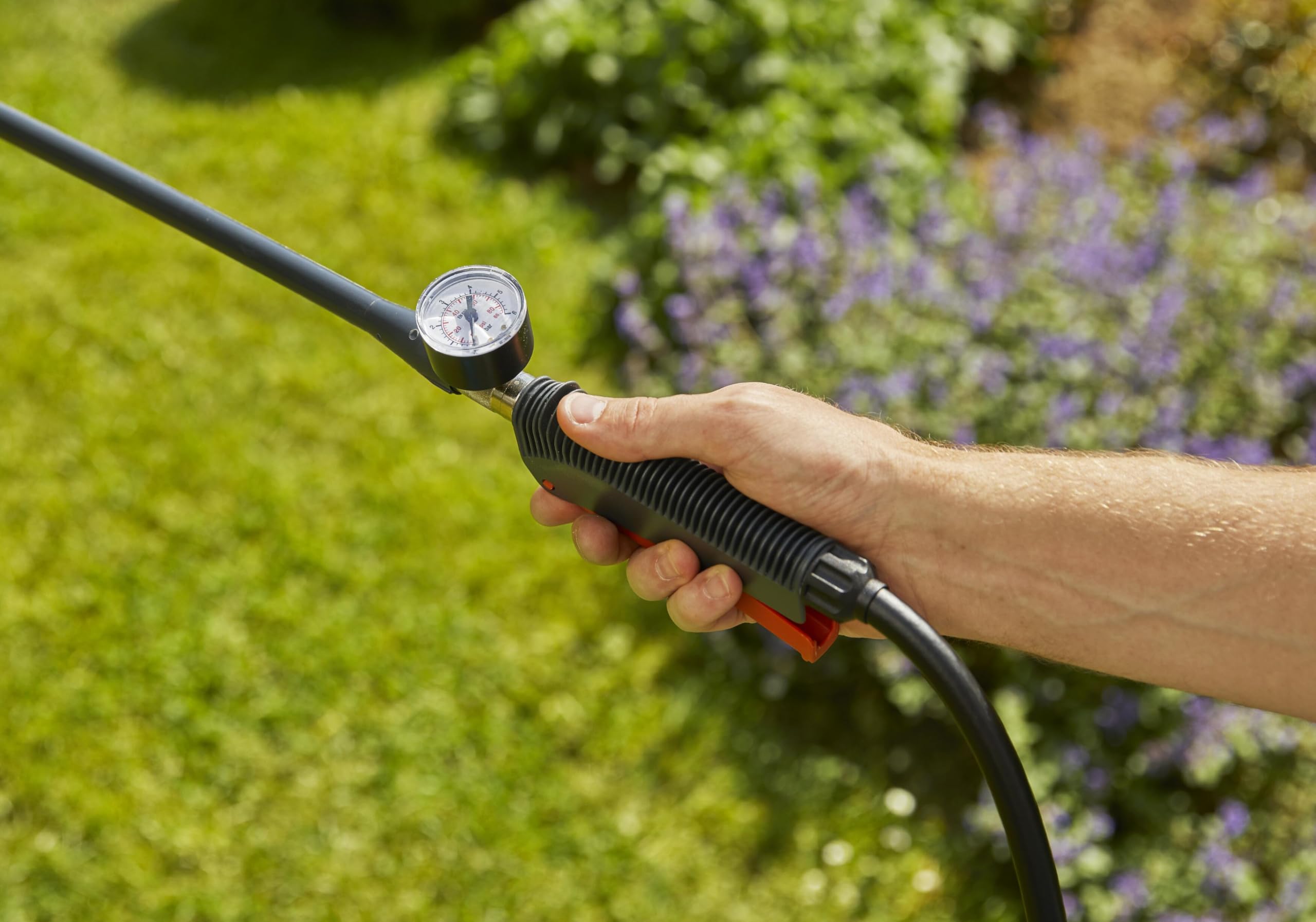 Gardena Irroratore a Spalla 12l Plus: irroratore a Pressione con Lancia telescopica, Grande Apertura, Serbatoio di Forma ergonomica, pregiato ugello in Ottone, Possibile Getto nebulizzato (11142-20)