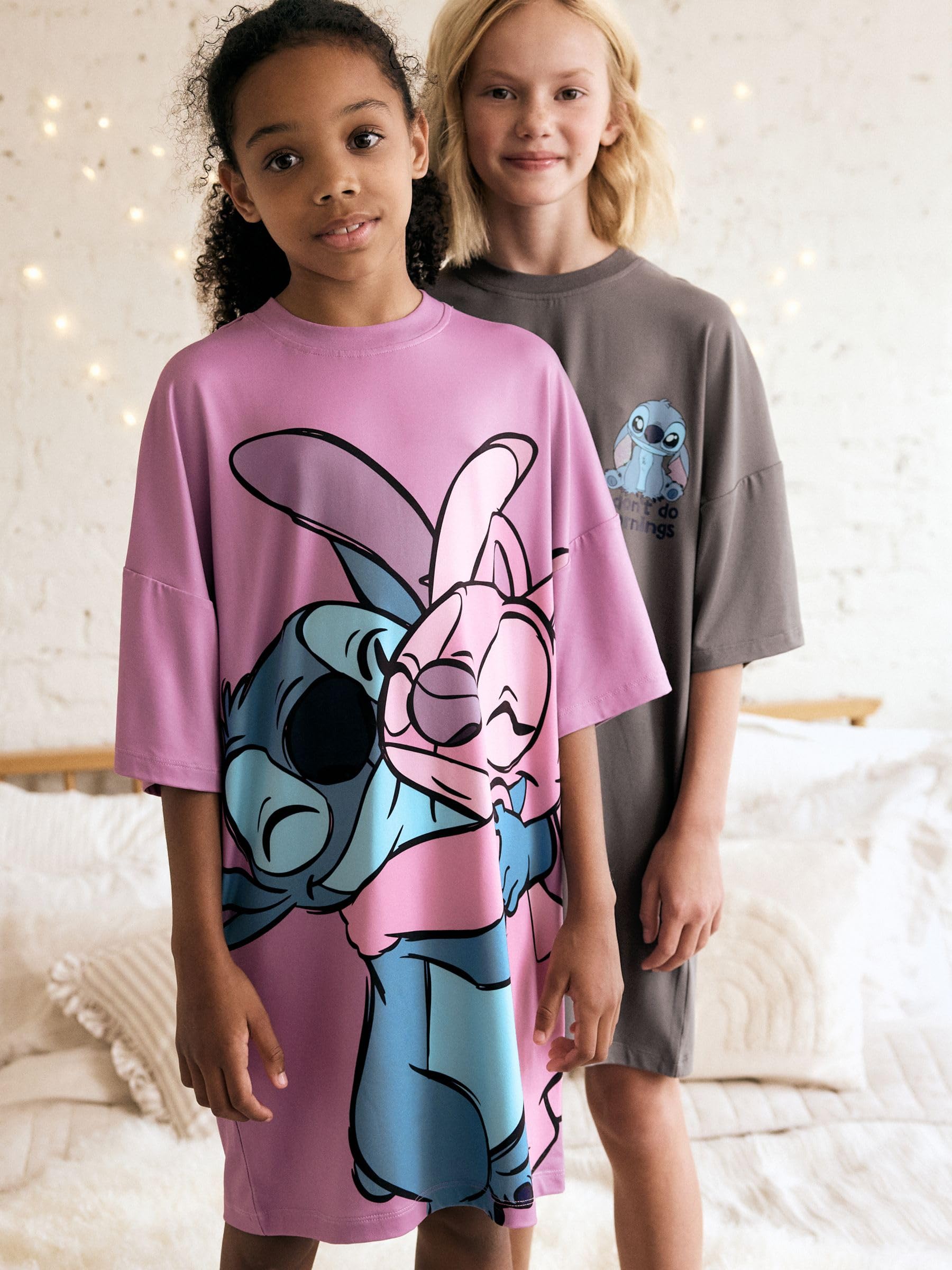 NEXT Ragazza Confezione da 2 Completi Notte Lilo & Stitch | Bambino, con stampe con licenza di Lilo & Stitch in una silhouette squadrata e un colletto girocollo