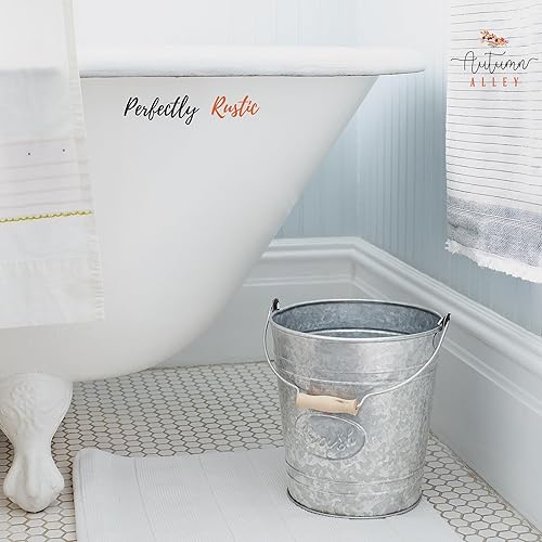 Miniatura 2 de Autumn Alley - Bote de basura galvanizado  Cesta de basura de baño pequeña  Anillos en relieve, su etiqueta ovalada y el mango de madera torneada