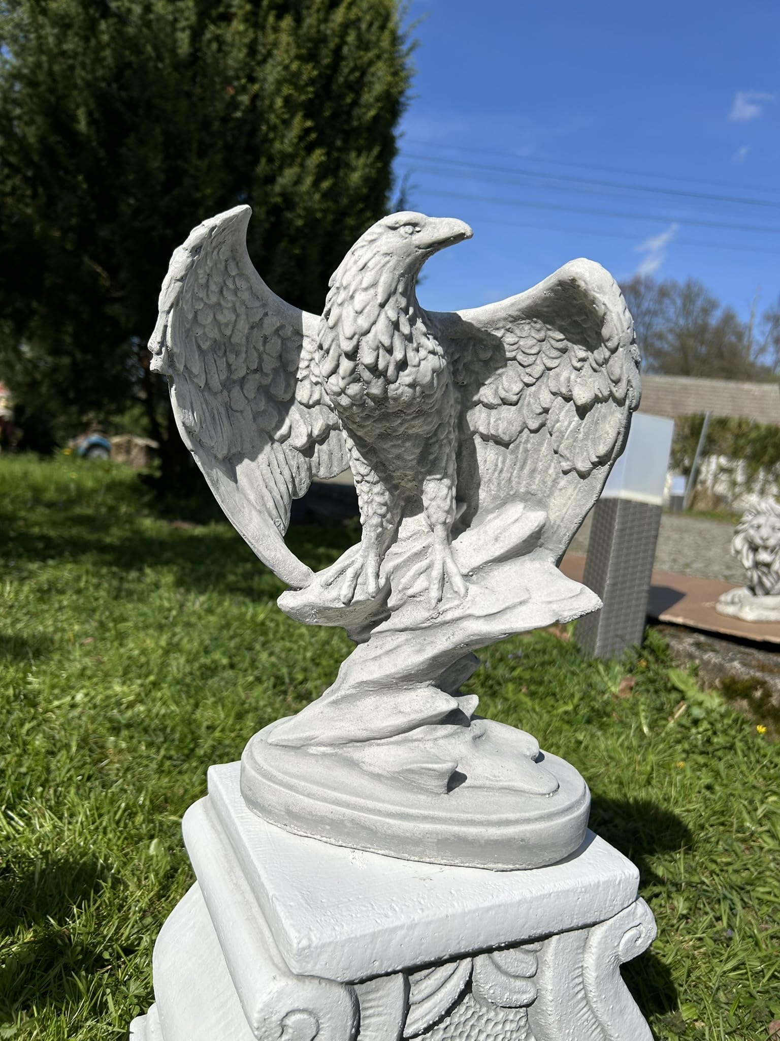 FABRIQ Adler auf Felsen 32 cm – 4 kg Steinguss Tierfigur – Frostsichere Gartendeko – Realistische Skulptur