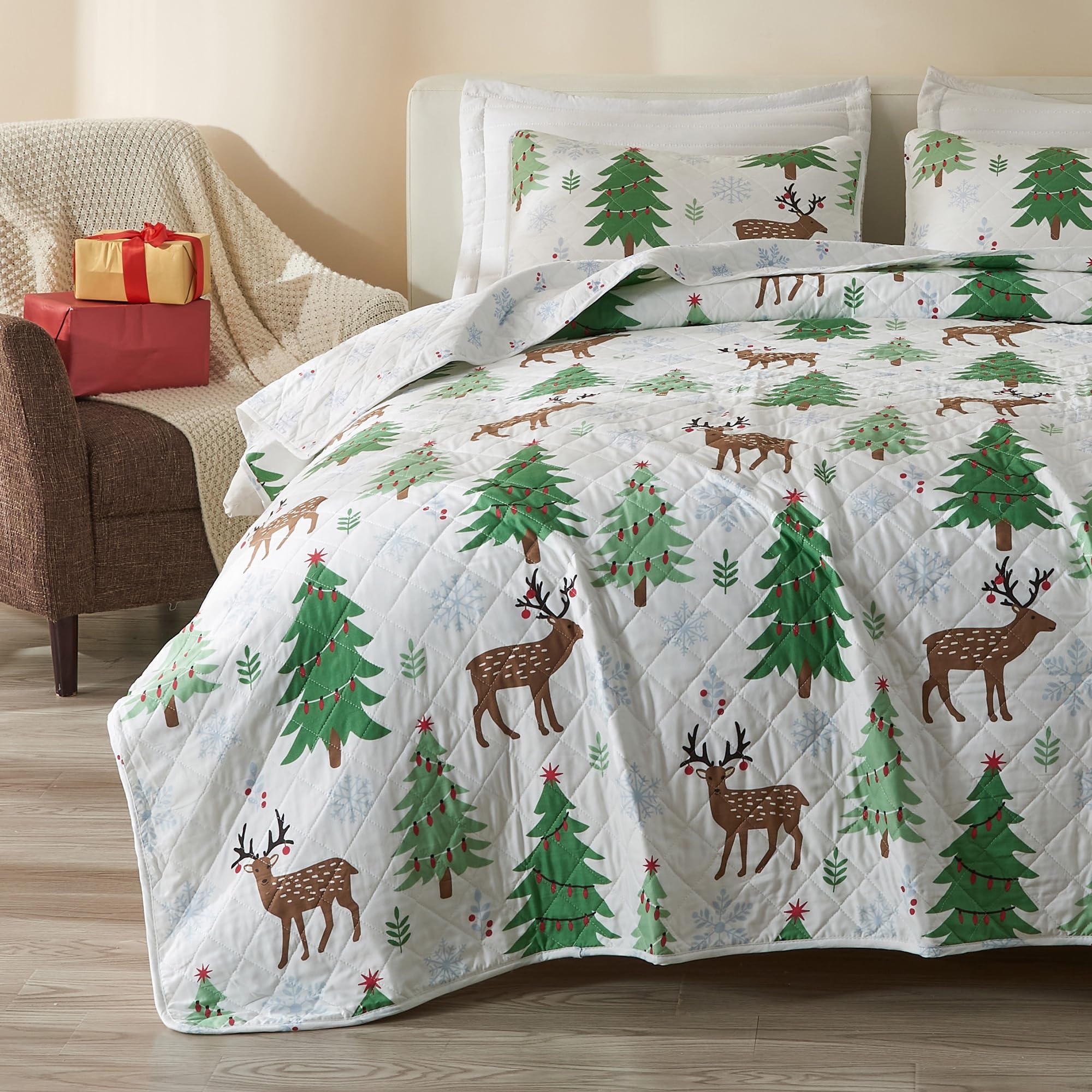 Great Bay Home 3-Piece Christmas Quilt Set with Shams. Reversible Bedspread Coverlet with Holiday Pattern. Holly Collection (King)
