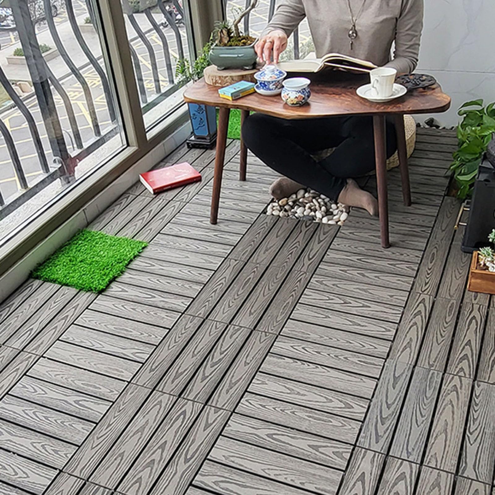 Piastrelle ad incastro in legno-plastica per balcone esterno, design a scatto con motivo in rilievo per una facile installazione