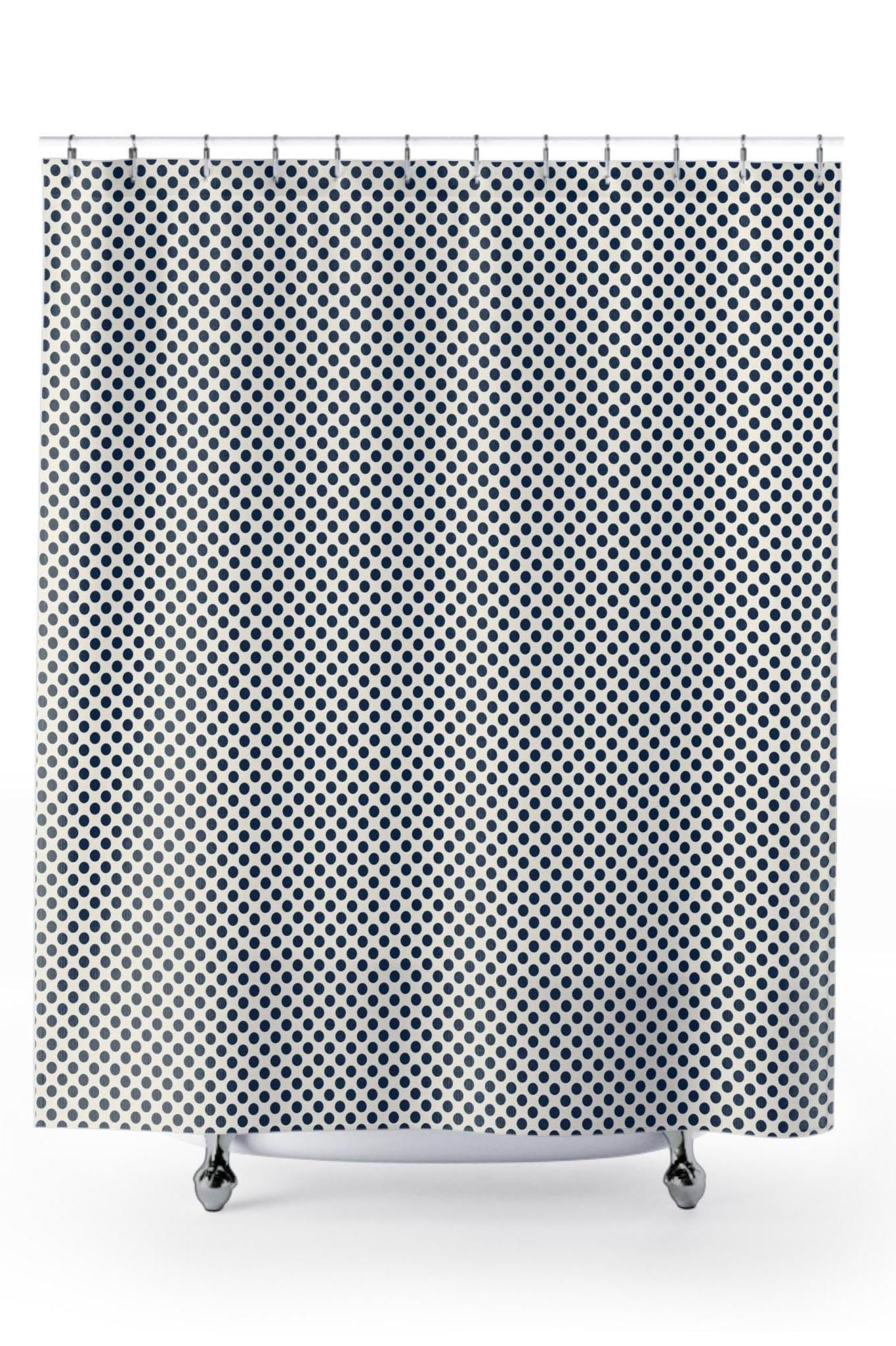 Rideau de douche bleu marine à pois pour une salle de bain style ferme moderne