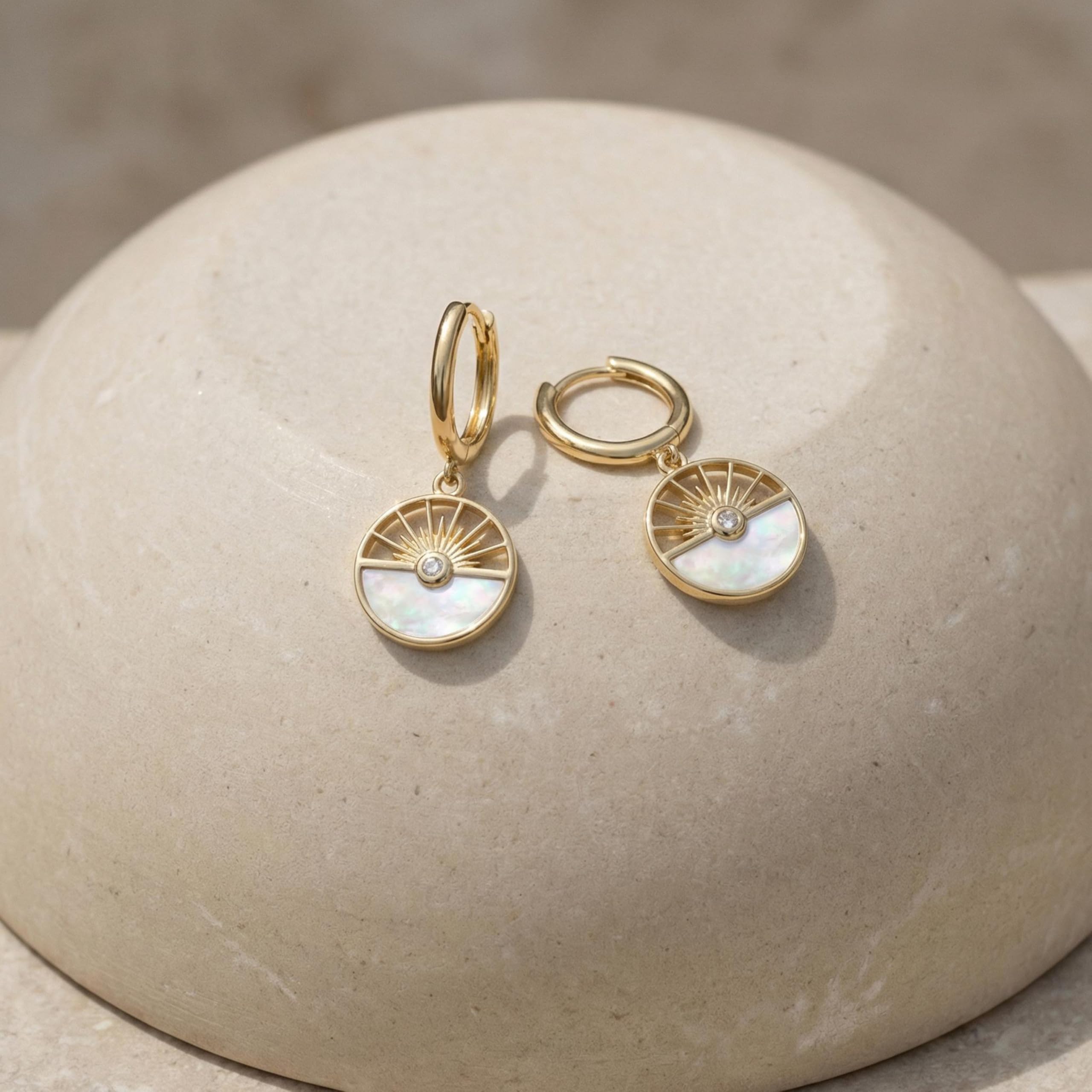 NOELANI - Damen Ohrringe 925 Silber - Vergoldet/Golden - mit Zirkonia Stein - Kreis Sonne Perlmutt Creole - NOE-E0034