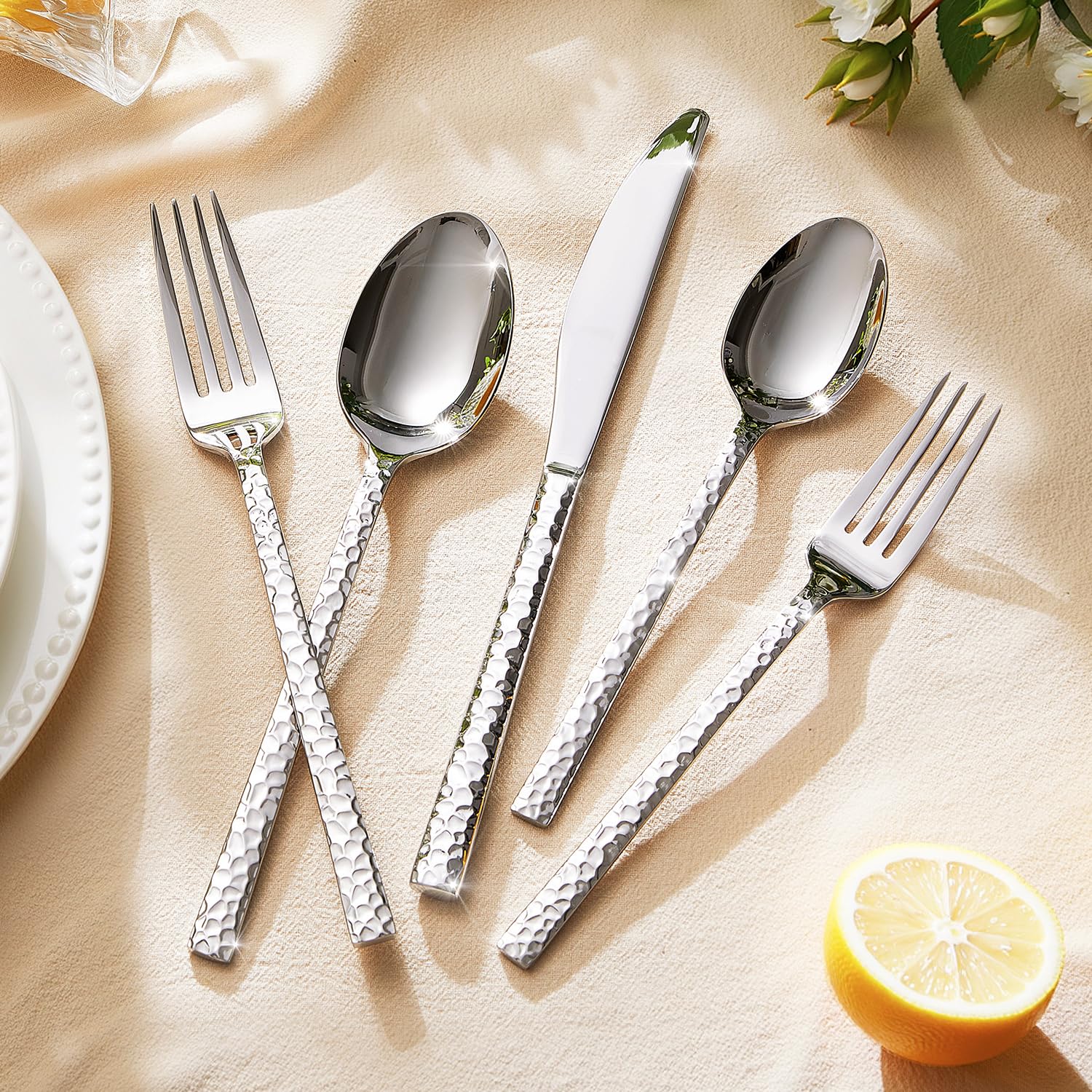 HIKAA Besteck Set 12 Personen aus Gehämmert, 60-Teilig Essbesteck 18/10, Edelstahl Besteckset für Zuhause, Partys, Hochzeiten, Cutlery Set Hochglanzpoliert Spülmaschinenfest, (Silber)