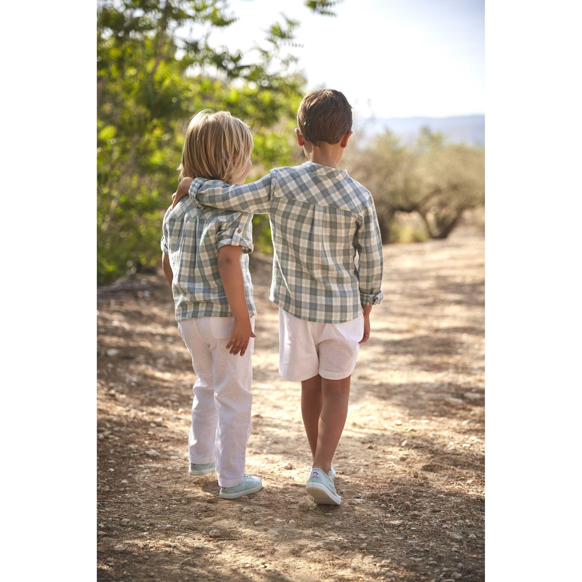 BABIDU Conjunto para Bebé y Niño con Camisa de Manga Corta a Cuadros y Pantalón Largo Blanco, Cuello Camisero, Cierre de Botones y Tejido Fresco, Ideal para Verano y Ocasiones Especiales