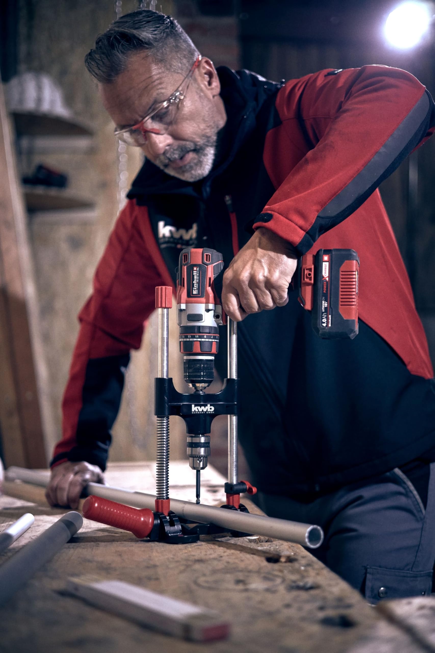 kwb Mobiler Bohrständer mit Bohrfutter, für präzises Bohren, Einstellbare Winkelarretierung, für Flächen und runde Werkstücke, Manuell, Standard, Grau