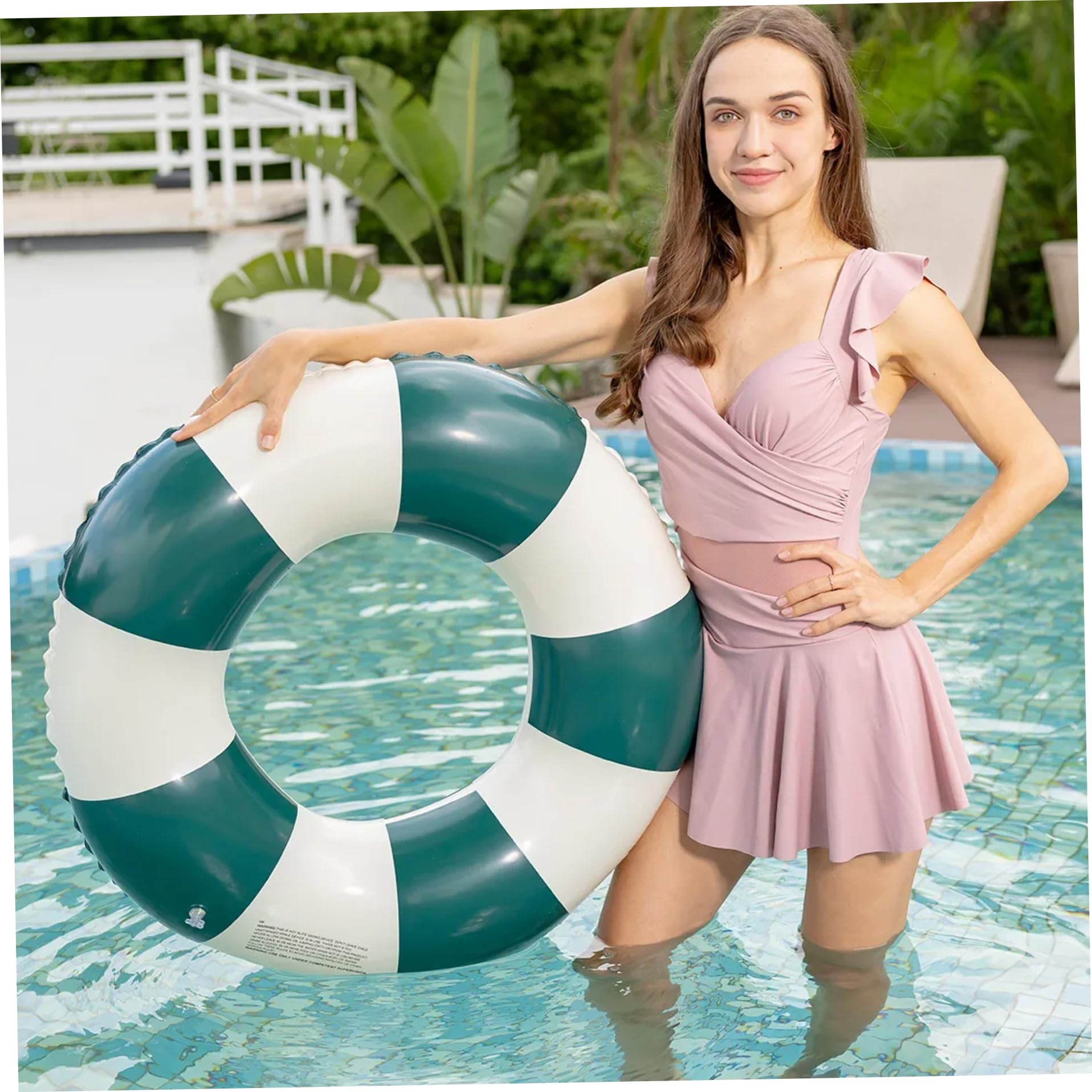 Anillos de goma inflables para nadar en piscina o mar | Vector Gratis Anillos de goma inflables para nadar en piscina o mar | Vector Gratis