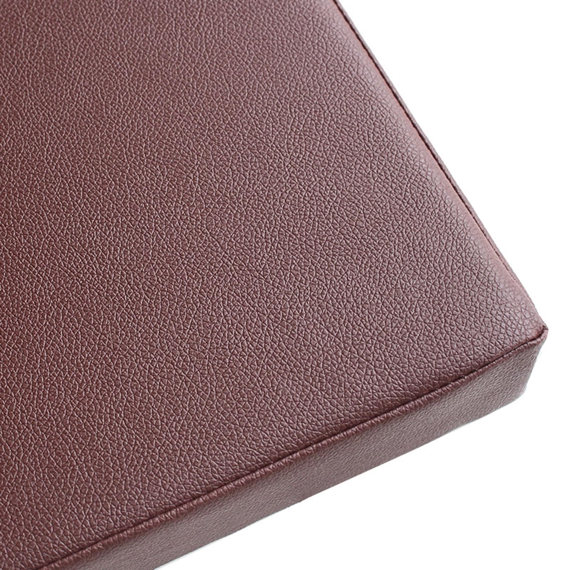 Coussin de banc imperméable fini les assises mouillées sur la balançoire de jardin marron