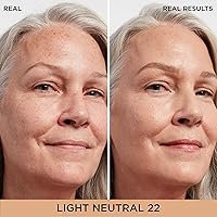 Vista 2 de IT Cosmetics Bye Bye Dark Spots Corrector + suero iluminador – 2% niacinamida, ácido hialurónico y cafeína – Cobertura media, acabado natural, todo