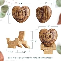 Vista 2 de Regalos de madera tallada en forma de corazón – Un pequeño abrazo – Madera de olivo grabada con soporte de bambú – Corazón abrazo de bolsillo