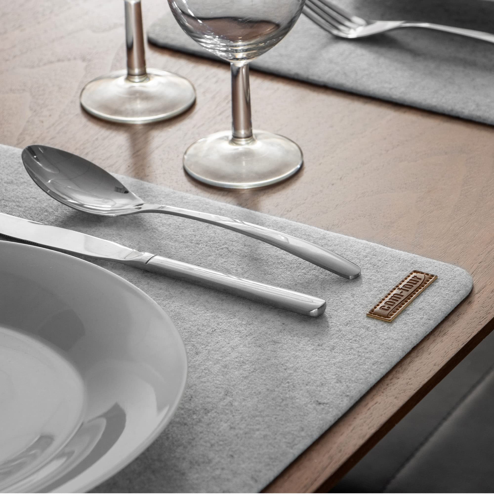 com-four® 32-teiliges Platzmatten-Set - abwischbares Tischset 44 x 32 cm | Extra dicke Filzunterlagen für 32 Personen - hitzebeständiger Tischschutz mit rutschhemmender Filzoberfläche