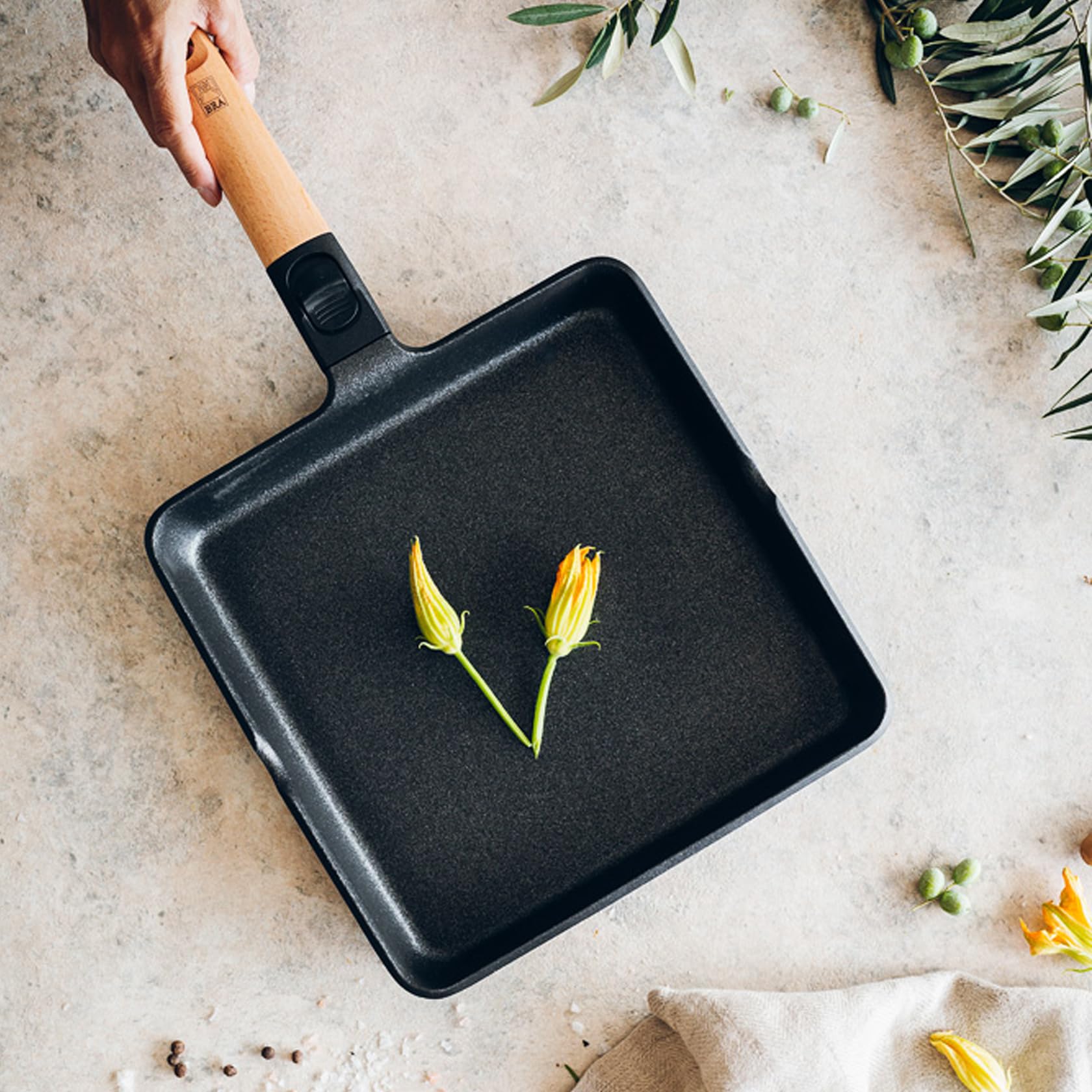 BRA Market | Grill Liso 28 cm, Aluminio Fundido con Antiadherente | Apta para todo tipo de cocinas incluida Inducción