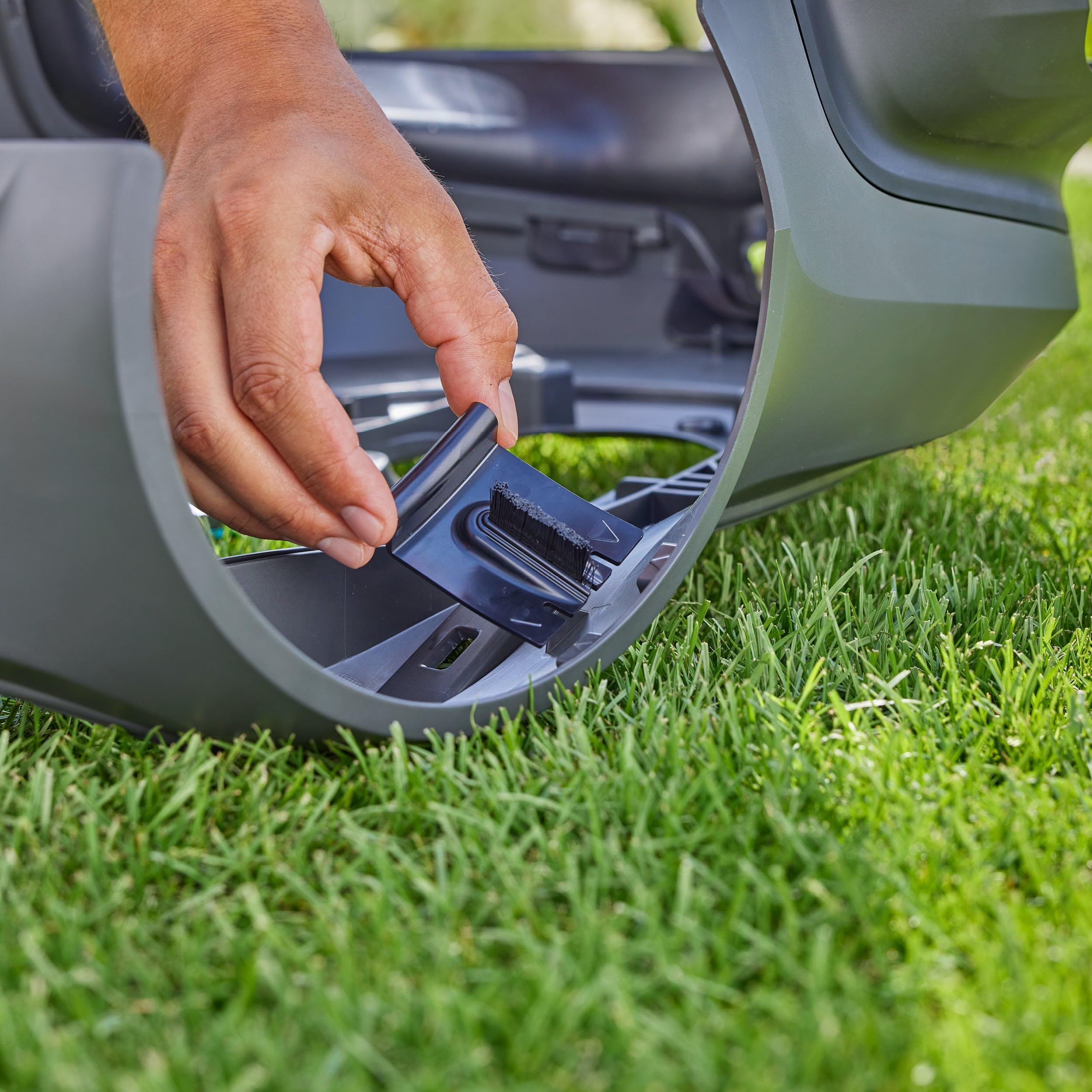 GARDENA Szczotki do kół kosiarki do SILENO pro/max/free and flex, utrzymują koła w czystości, łatwa instalacja, trwałe materiały, zwiększenie wydajności kosiarki (15024-20)