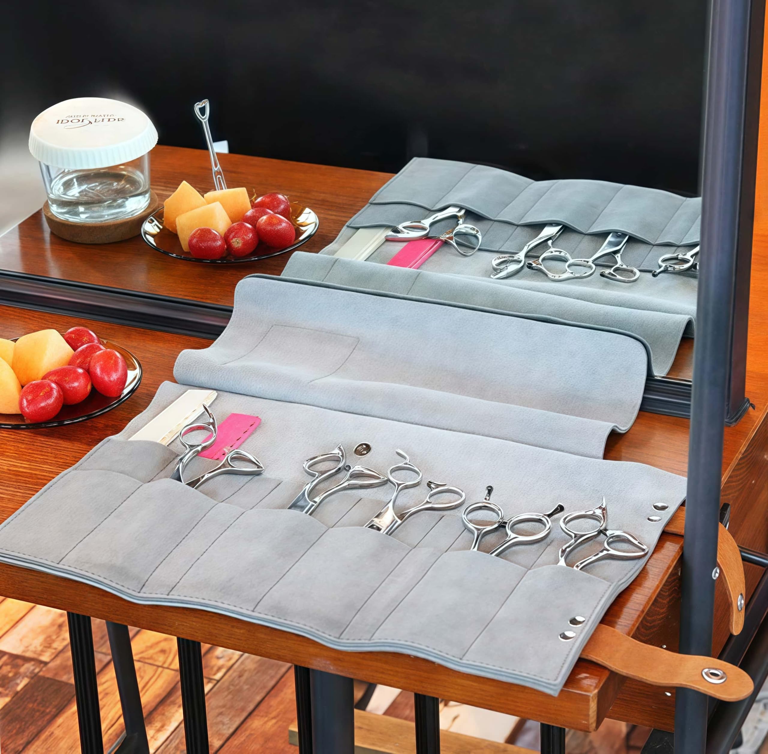 PERFEHAIR Friseurtasche in Grau – Professionelle Werkzeugtasche mit 12 Fächern für Scheren & Barber-Zubehör (Roll-up Design, Haarabweisend) – Leichte Ledertasche für Salon, Reise & Geschenk