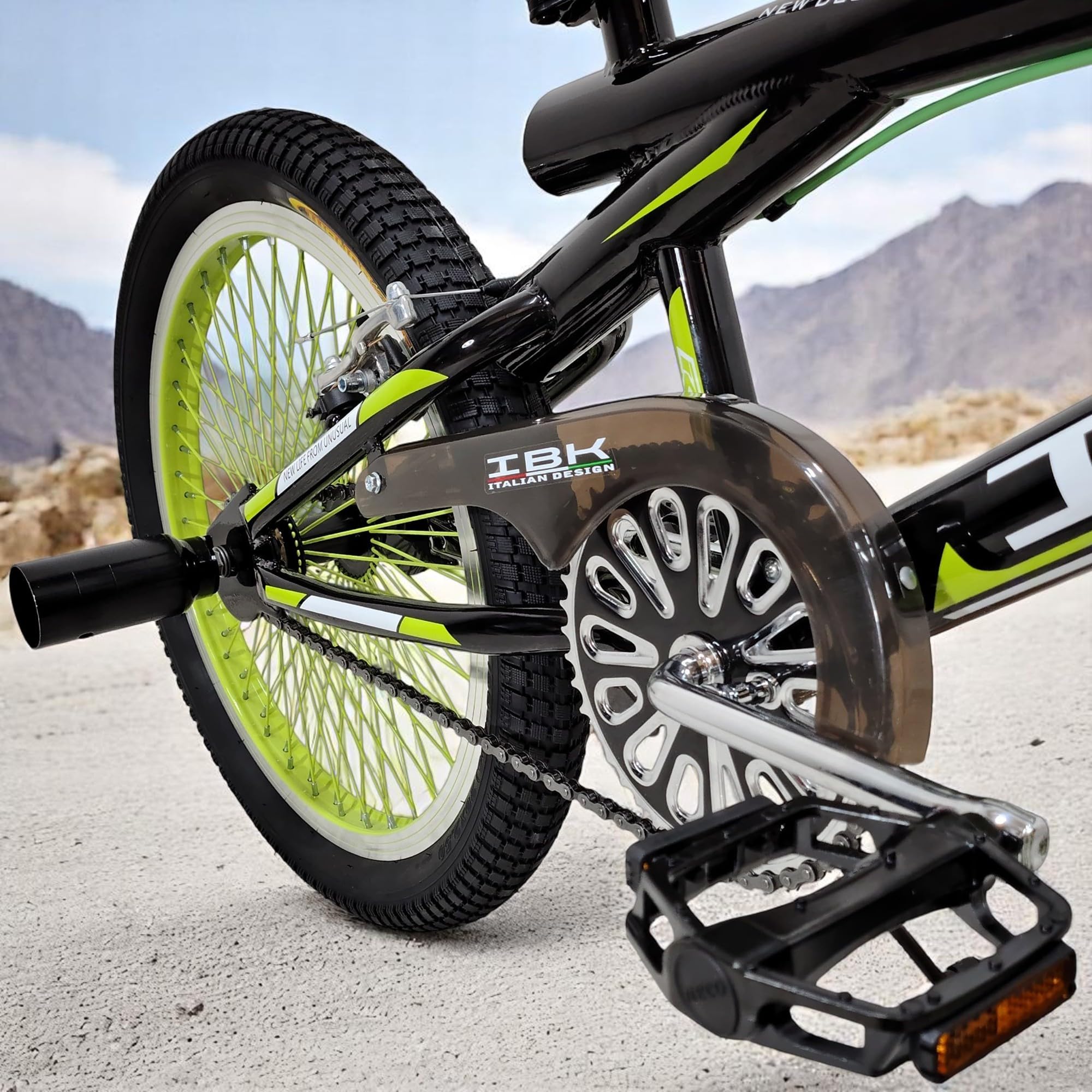 IBK Bici BMX da 20'' pollici, bicicletta Freestyle leggera, Sistema Sterzo Rotore a 360°, poggiapiedi, paracatena, ruota libera, monovelocità, verde, rossa, blu