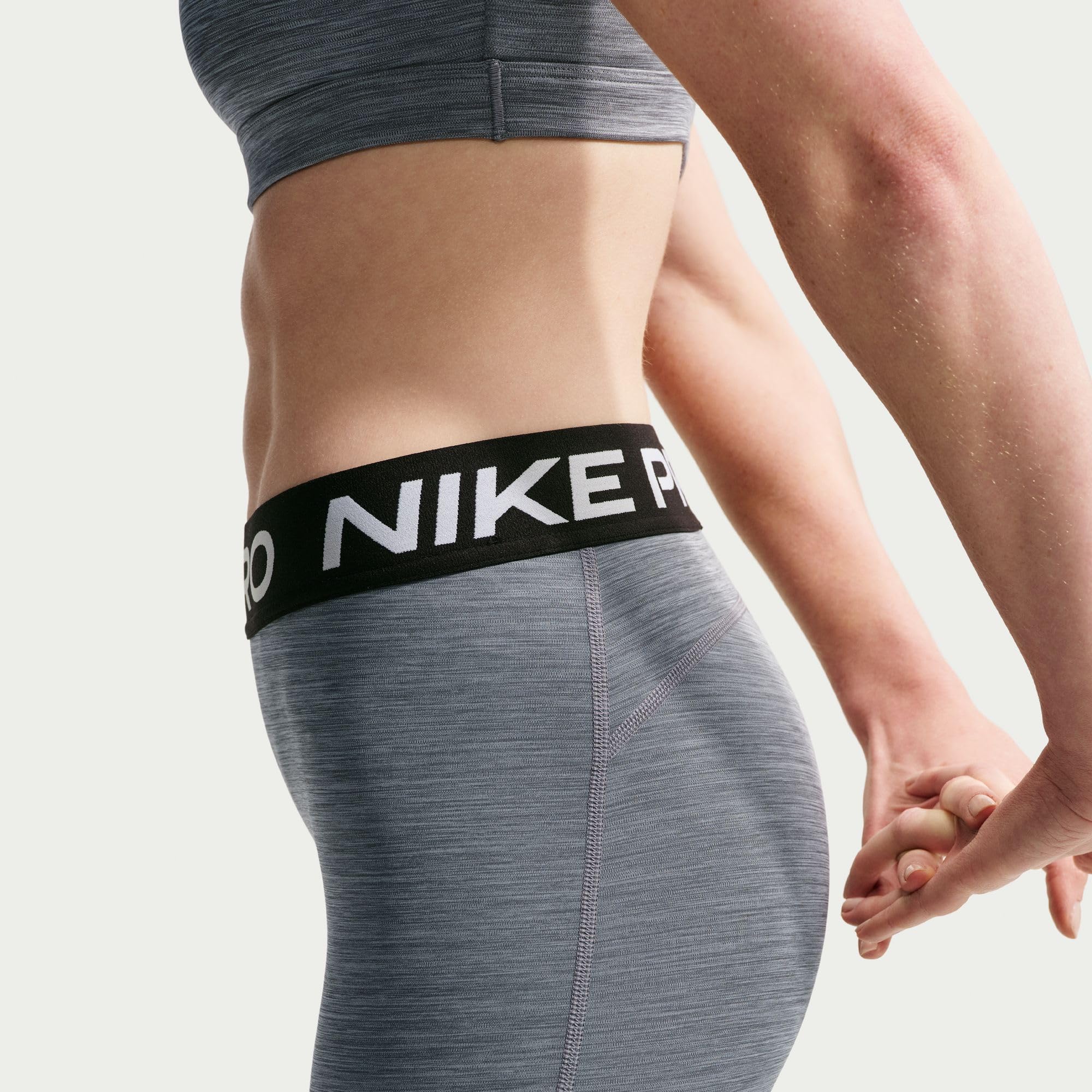 NIKE Pro Leggings in voller Länge mit mittelhohem Bund für Damen, IQ0886
