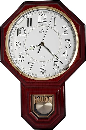 Reloj de pared luminoso con péndulo tradicional Schoolhouse por hora con melodía Westminster fabricada en Taiwán, 4 pilas AA incluidas (PP0258-LR