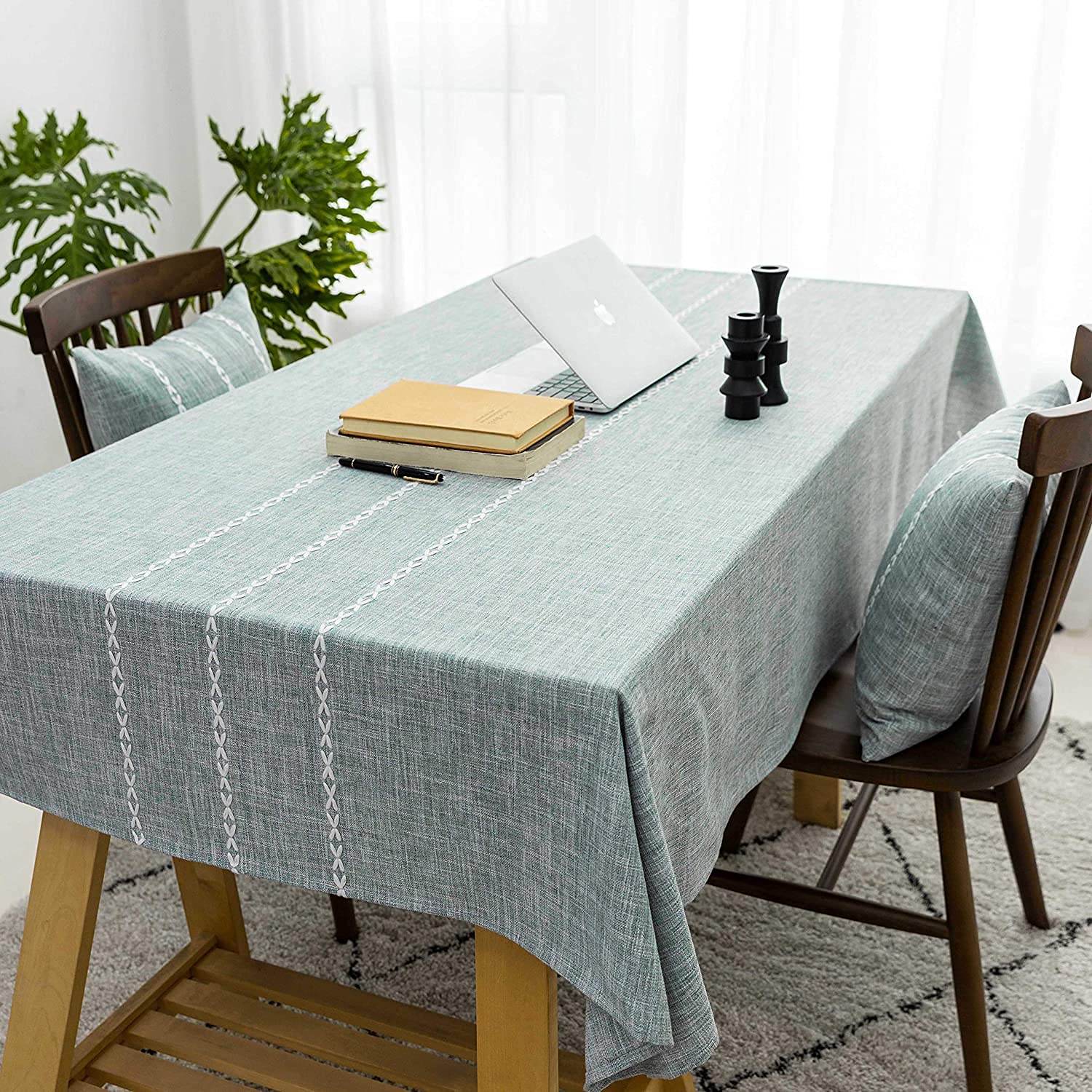Nappe rectangulaire moderne protégeant votre table de cuisine avec élégance épurée