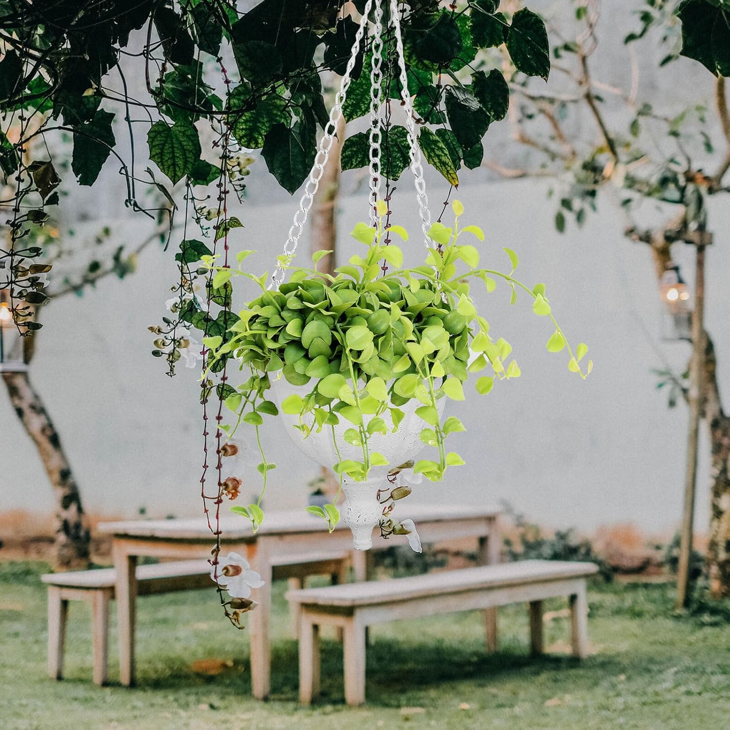 Vintage White Metal Hanging Planter Pot with Hook Chain, Indoor and Outdoor Wall-Mounted Rustic Metal Flower Pot for Balcony, Living Room, Farmhouse Garden Decor