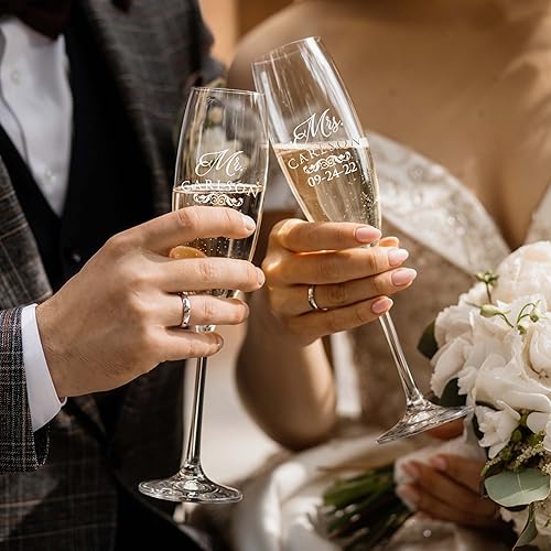 Miniatura 4 de Mr and Mrs Toasting - Juego de 2 copas de champán para bodas grabadas personalizadas para parejas, monograma personalizado
