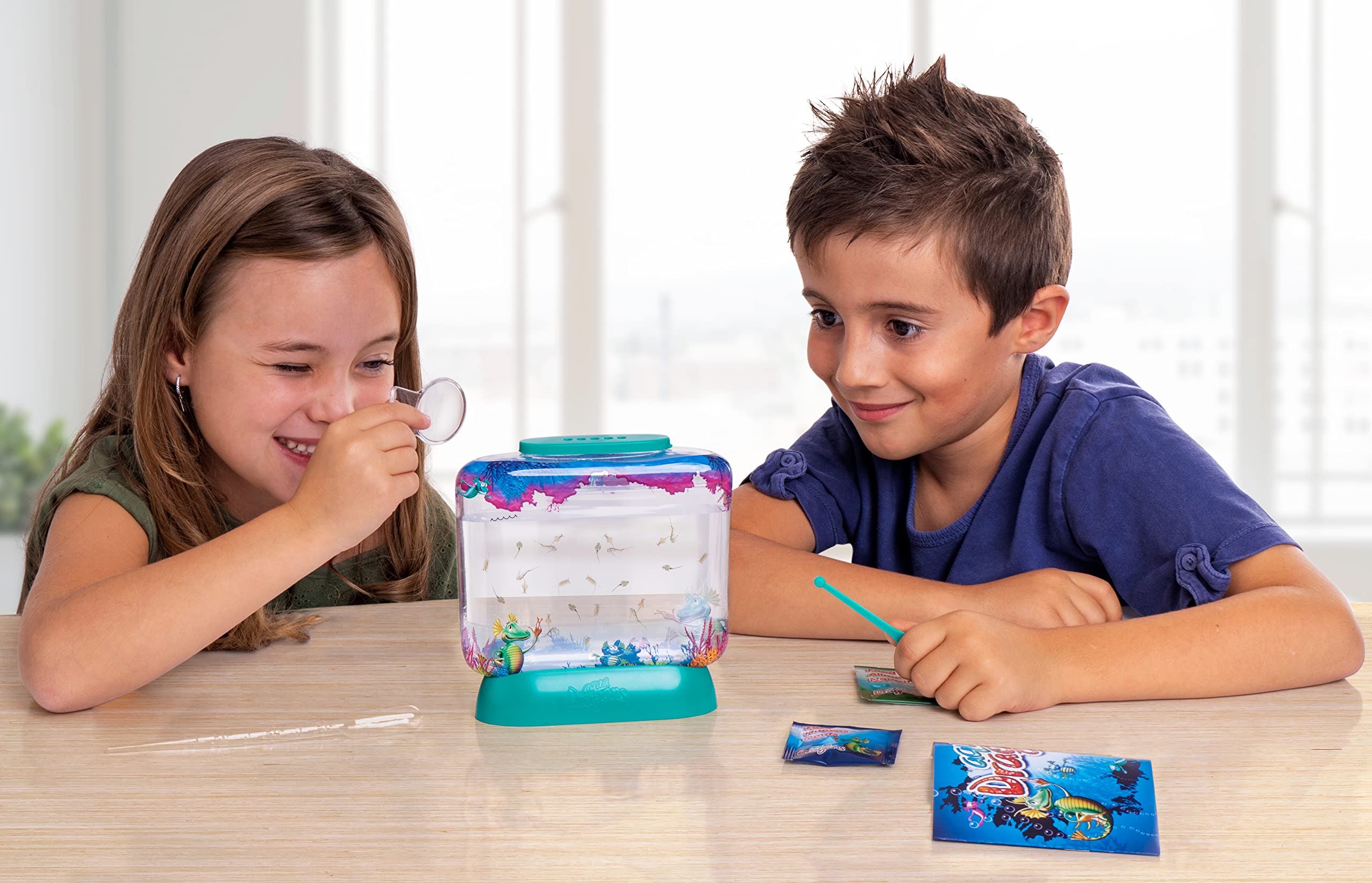Aqua Dragons Underwater World, kit de juguetes educativos, tanque colorido, eclosiona y cultiva mascotas acuáticas vivas con tanque, huevos, comida, cuchara, para niños de 6 años en adelante.
