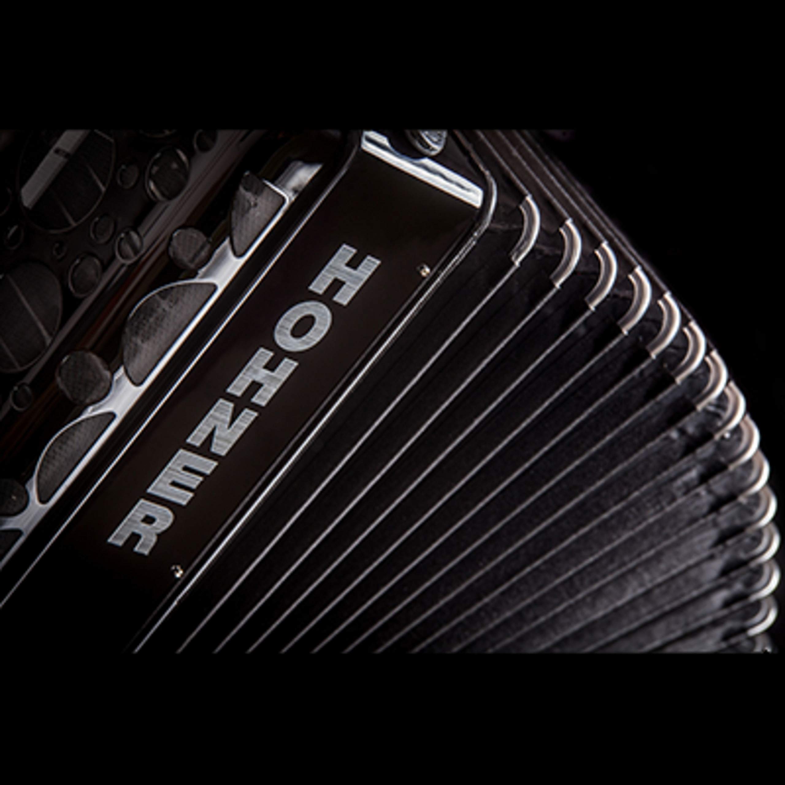 Hohner Amica III 72 Akordeon - 72 standardowe basy, 3 rejestry basowe, 4 chóry basowe, 3 chóry, 34 klawisze fortepianowe, 5 barw dźwięku, 5 rejestrów, czarny, z paskiem i torbą