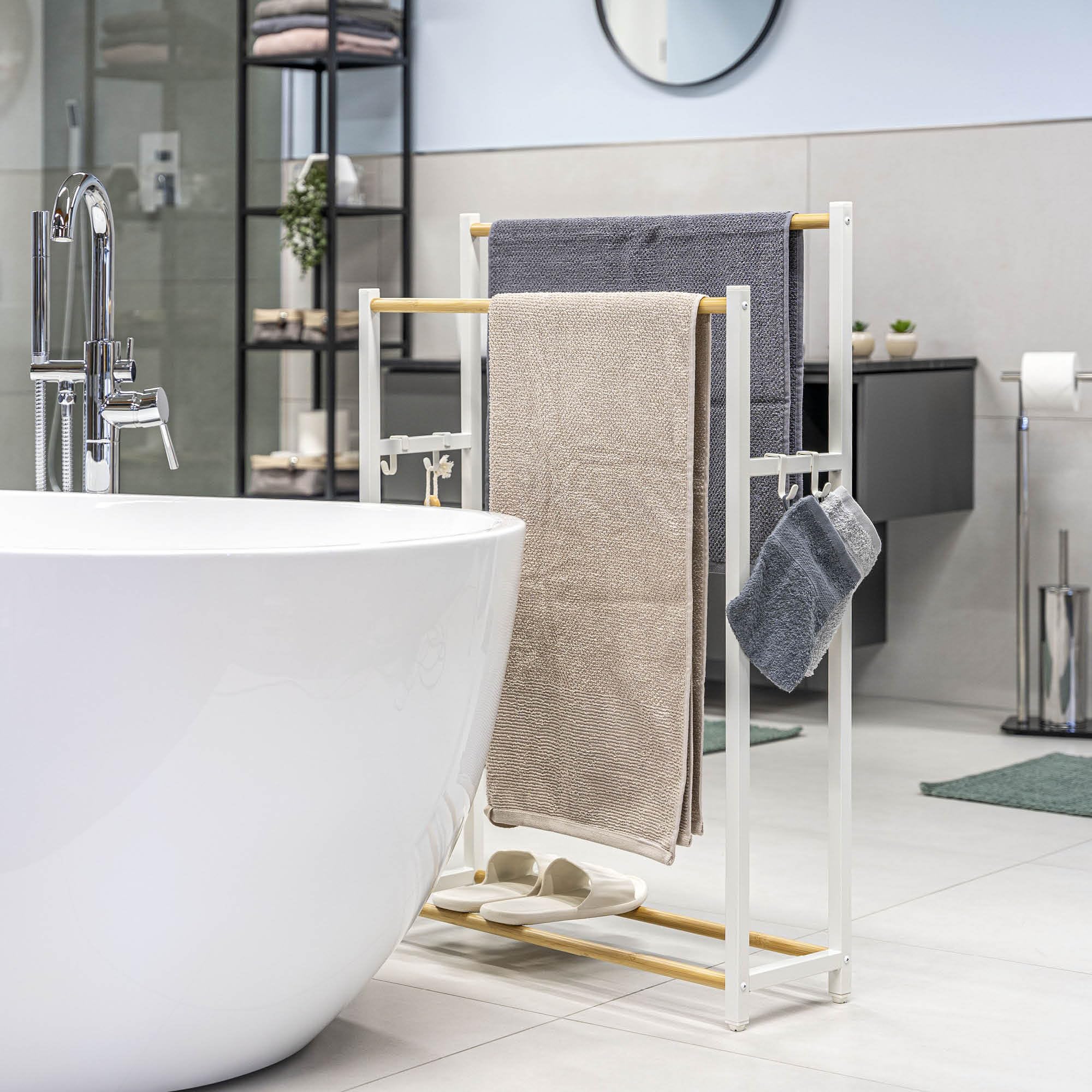 eluno Porte-Serviettes sur Pied en métal avec Bambou, Extra Large, pour Grandes Serviettes de Douche, Porte-Serviettes de Bain, avec 2 Barres Porte-Serviettes et 4 Crochets (Blanc)