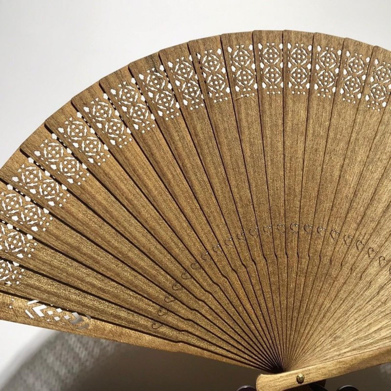 Dekoracyjny składany wachlarz w starożytnym stylu, 21,5 cm 21,3 cm, wydrążona rzeźba w drewnie chiński styl przenośny rękodzieło Fan Ornament