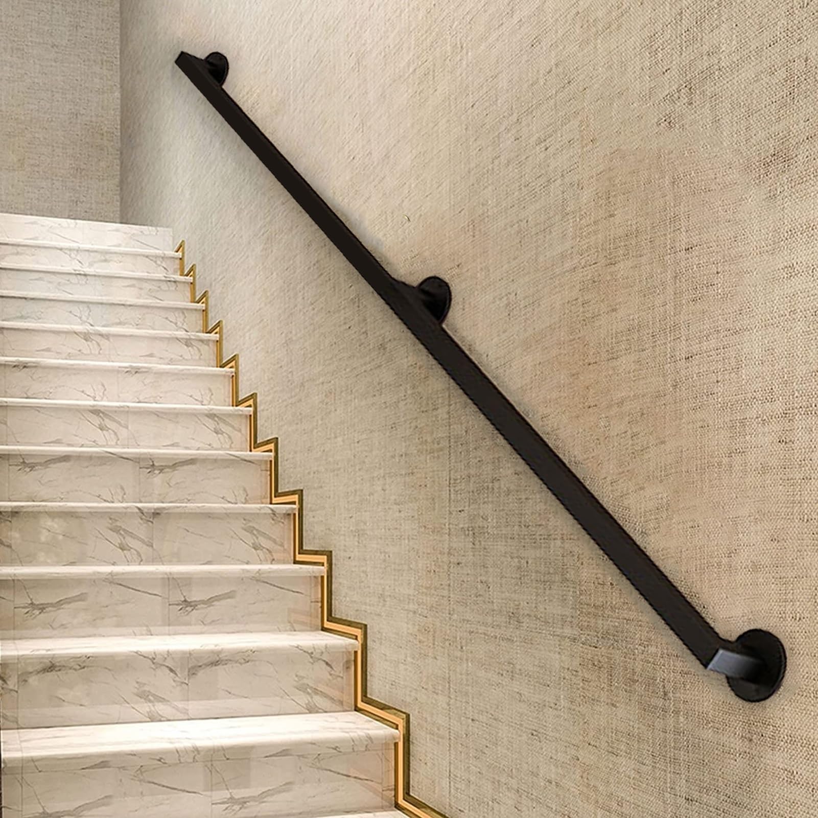 Rampe d'escalier noire murale ultra robuste pour sécuriser vos pas