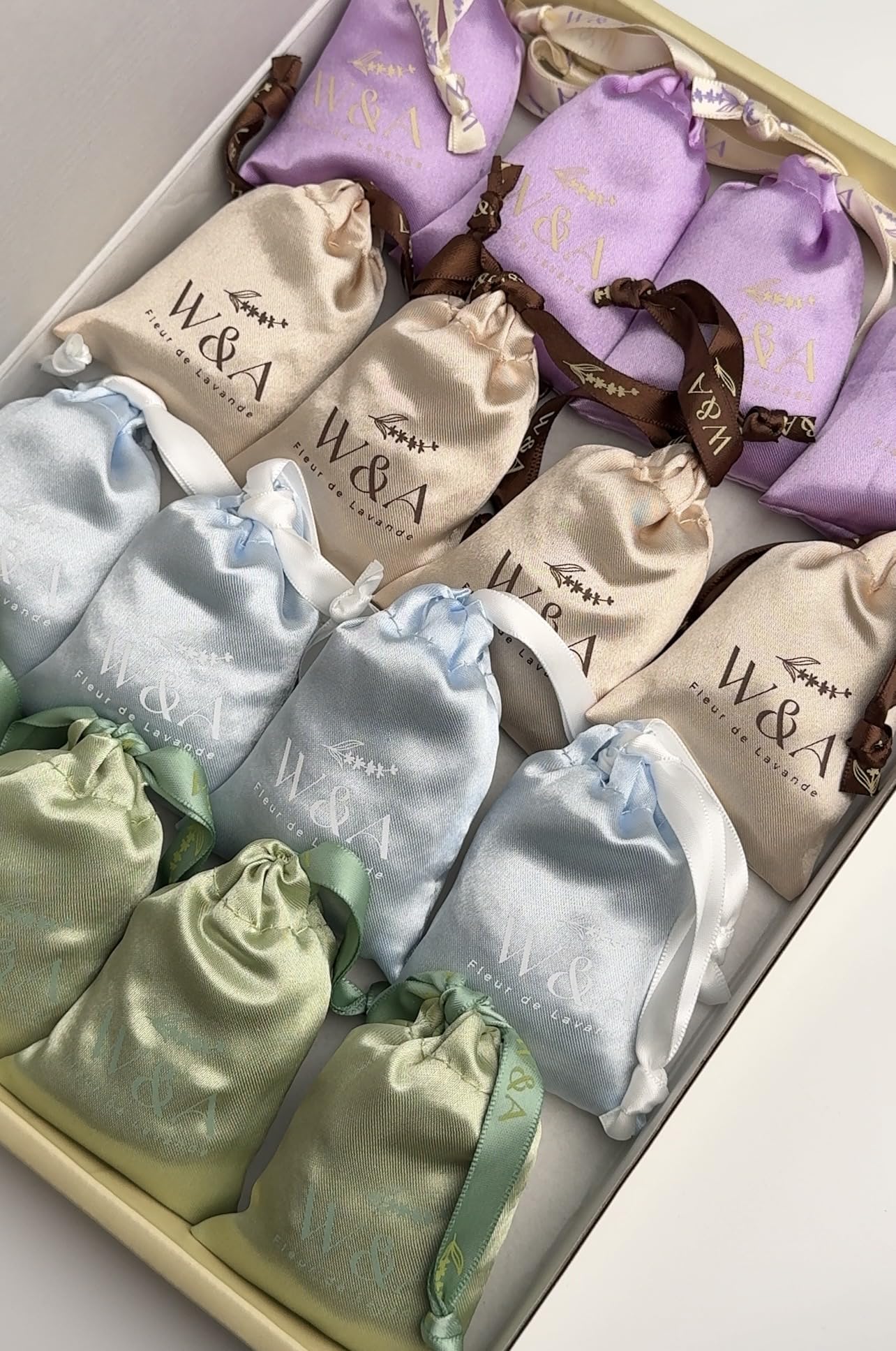 Sacchetti di Lavanda in Raso (16 Sacchetti) Lavanda Francese di Provenza | Ultimo Raccolto | 4 Colori Eleganti | Antitarme Naturale per Armadi e Cassetti | Confezione Regalo