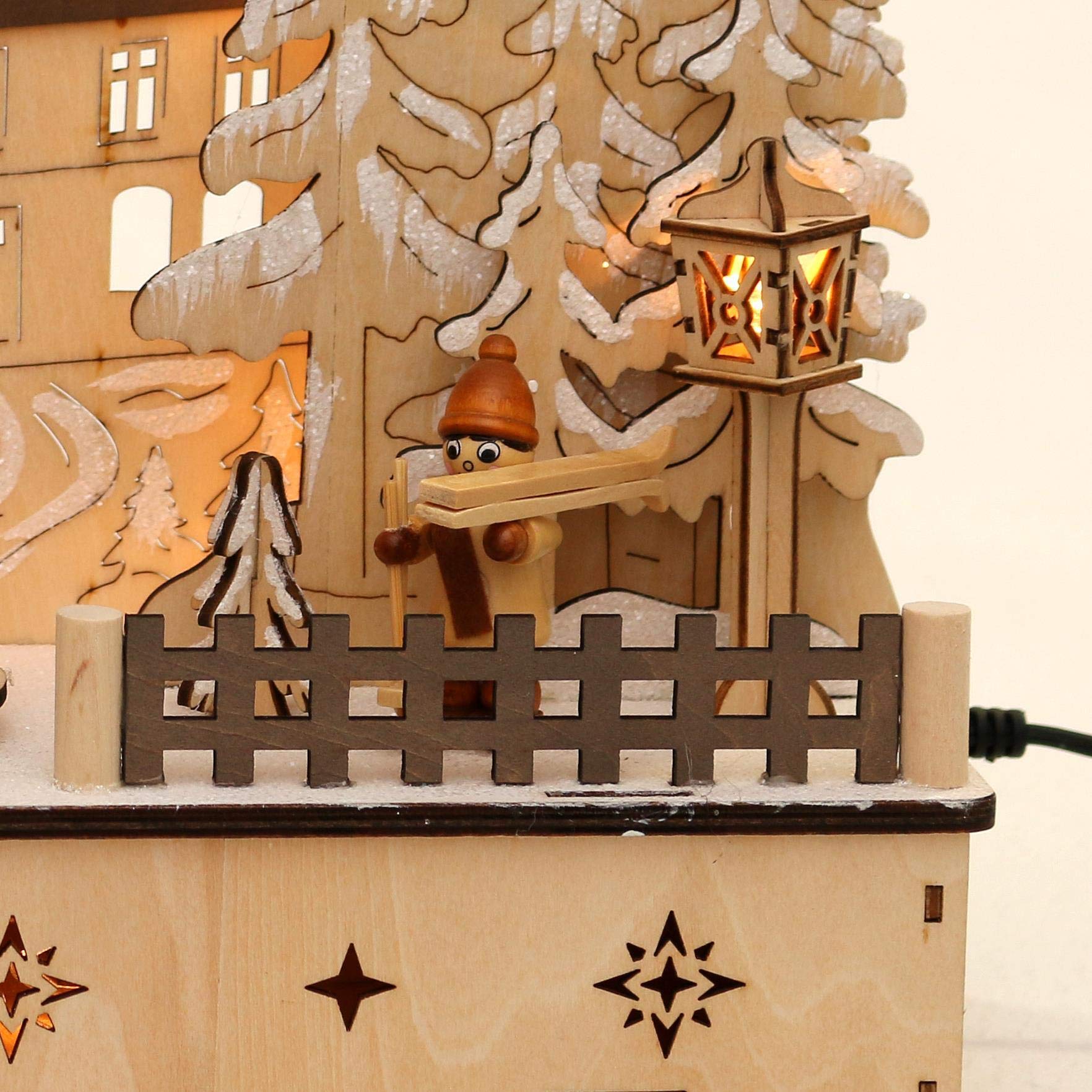 Dekohelden24 ***LED Holz Schwibbogen mit bewegtem Weihnachtsbaum, Motiv: Weihnachtsmann und Schneekinder, L/B/H ca. 45 x 12 x 35 cm, für Batterie- oder Adapterbetrieb.
