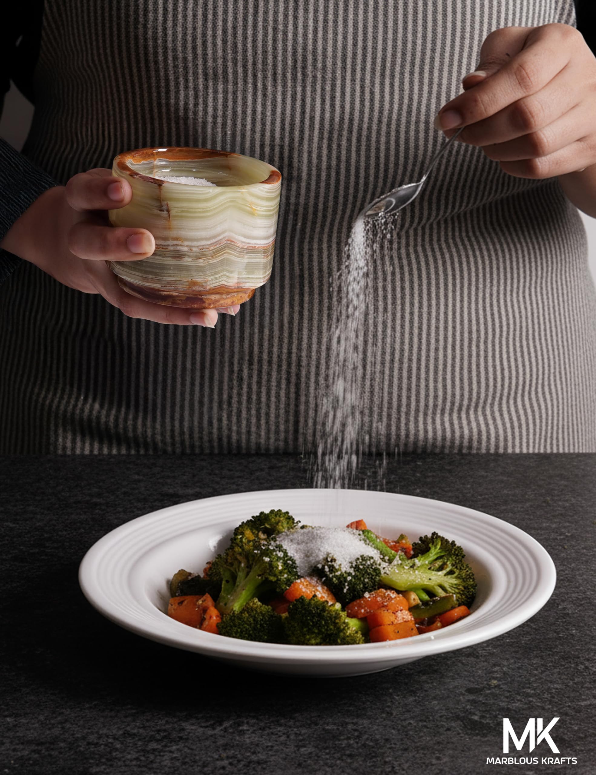MARBLOUS KRAFTS Salière en marbre avec couvercle et cuillère, assiette à sel en pierre verte de 7,6 cm pour plan de travail de cuisine, petit ensemble décoratif avec 2 pots à épices