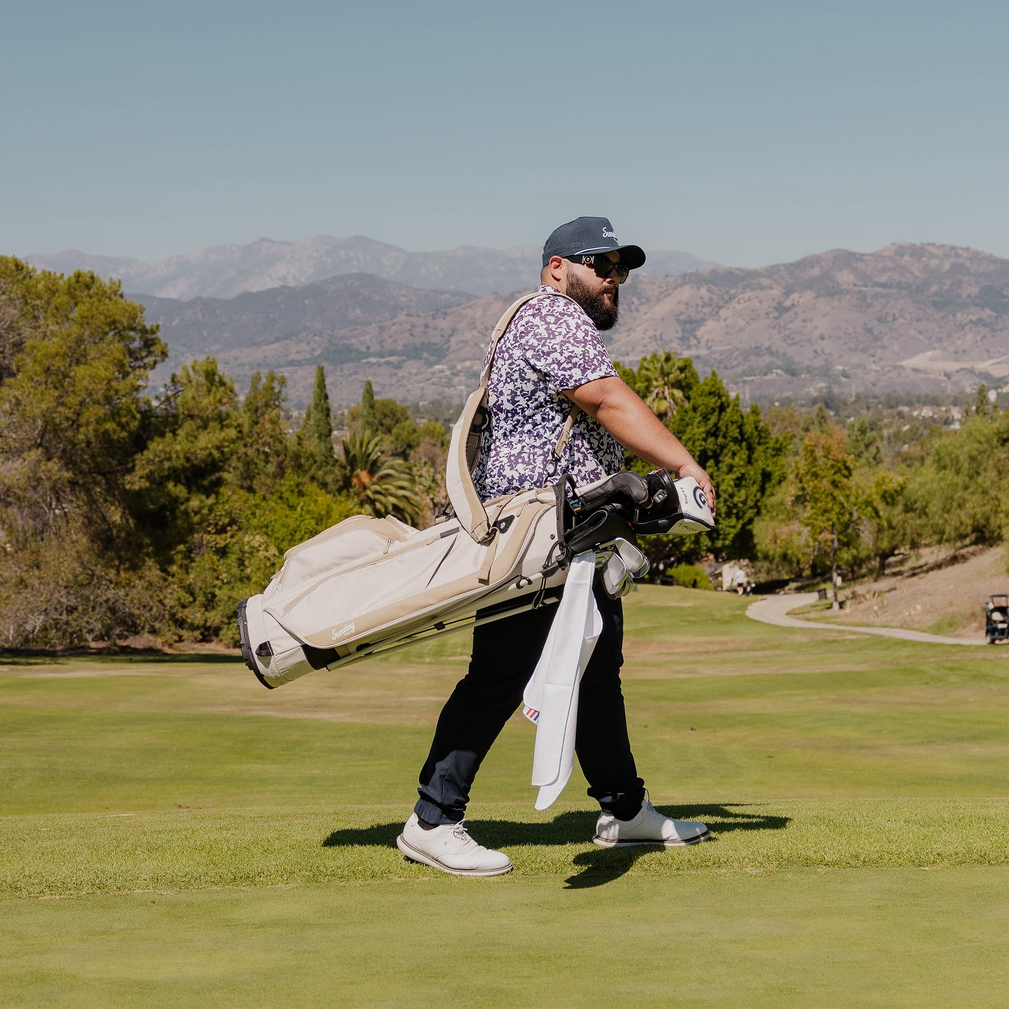 Sunday Golf Ryder Standbag: Leichtes Golfbag, 2,22 kg, mit Wasserdichten Reißverschlüssen, 7 geräumigen Taschen, Das ideale Golf Standbag für bis zu 14 Schläger. | Leicht, 2,2 kg, 14 Fächer, 5-Wege-Trennwand, frostige isolierte Tasche, wasserabweisende Re