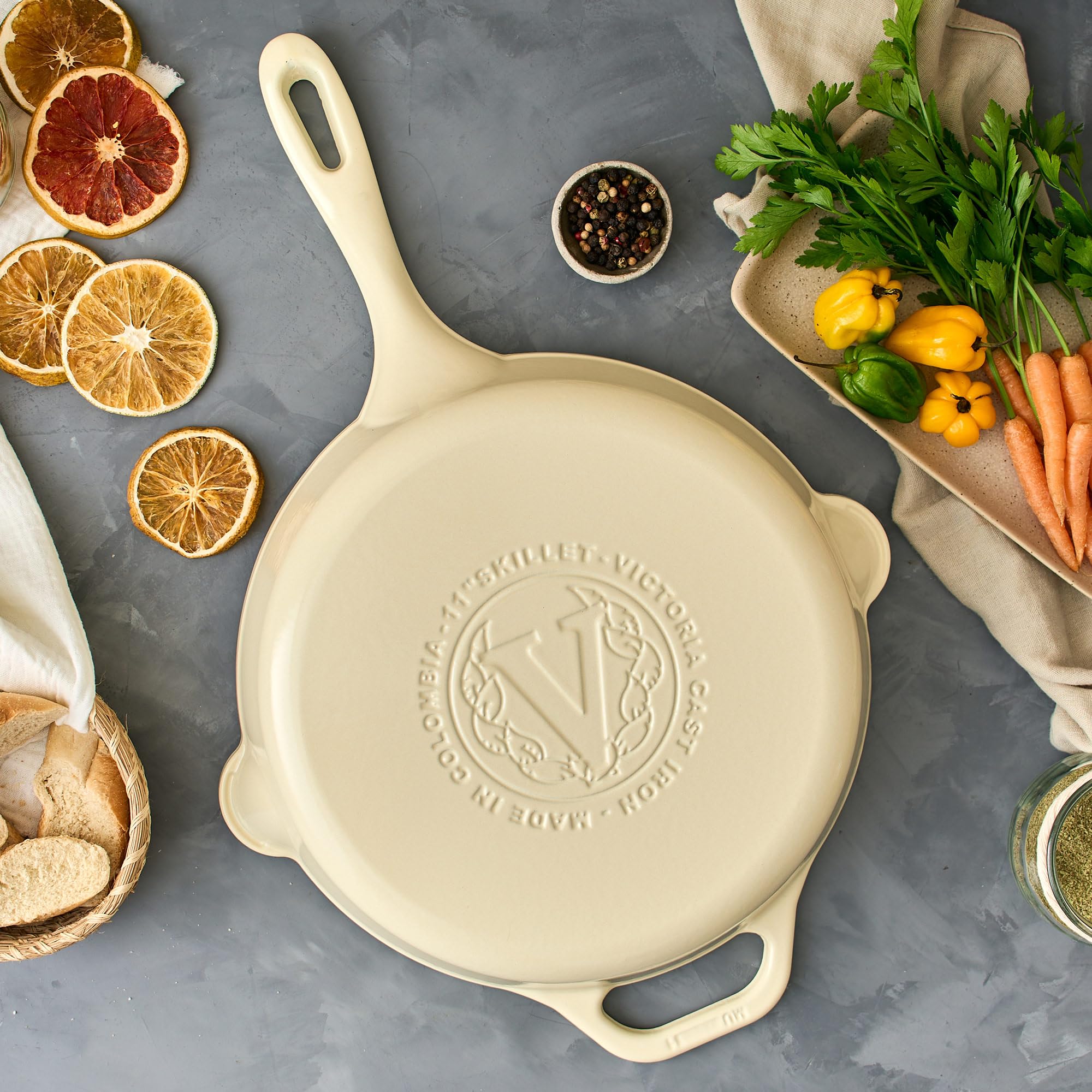 VICTORIA Sartén Hierro Fundido Esmaltado White Sable Inducción 23cm | Apta Fuego, Barbacoa, Horno, Vitrocerámica, Cast Iron Skillet Libre de Tóxicos sin PTFE ni PFOA
