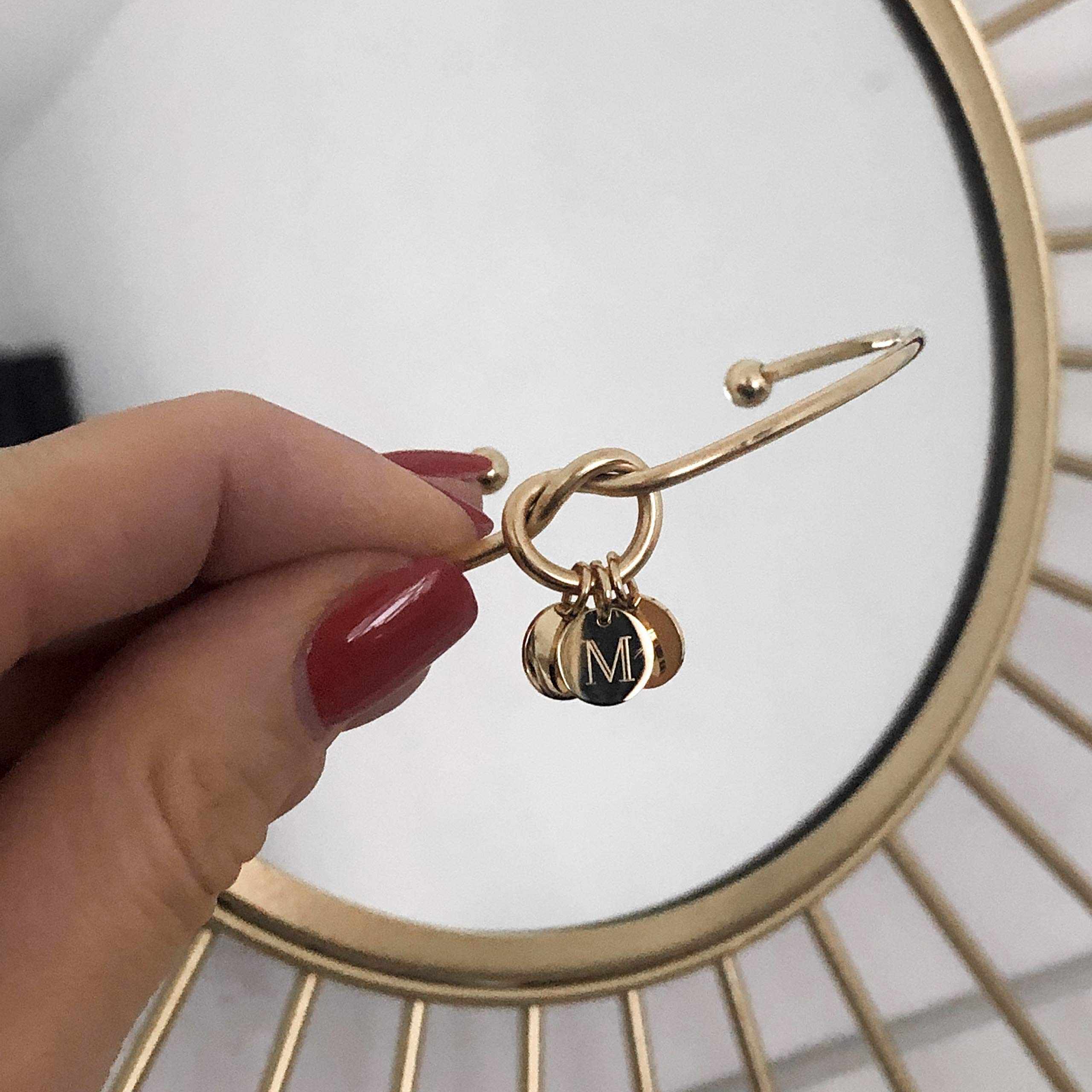 ELLA – Armreif Liebe Freundschaft Knoten mit Gravur | Drei Plättchen mit Namen | Personalisierte Geschenke für Frauen Freundinnen Geburtstag Valentinstag Jahrestag | Edelstahl | Silber, Gold, Rosé