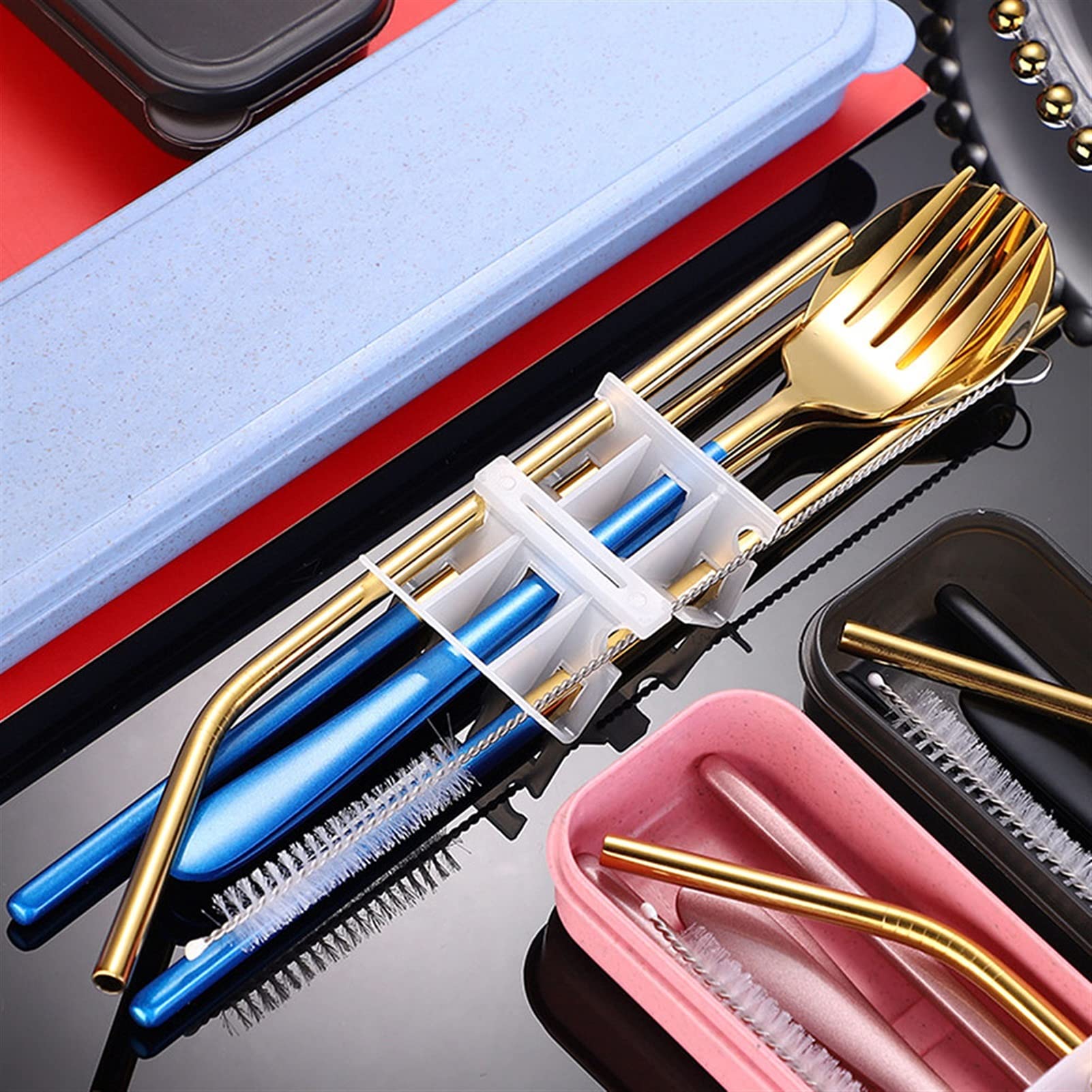 5pcs / Set de dîner de vaisselle Voyage Camping Couverts Ensemble de couverts réutilisables avec des baguettes de fourche de cuillère en paille en métal et un boîtier portable Coutellerie