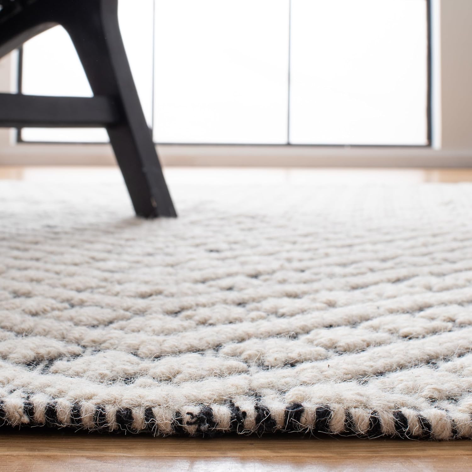 SAFAVIEH Natura Collection 2' x 3' Ivory / Black NAT357A Handmade Boho Tassel Wool Entryway Living Room Foyer Bedroom Accent Rug