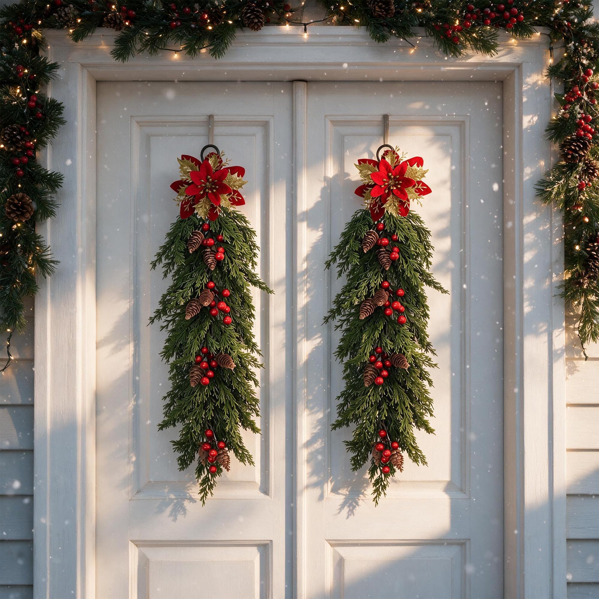 Confezione da 2 ghirlande natalizie artificiali da 63 cm, in pino norfolk, da appendere, con stella di Natale glitterata, bacche rosse e pigne, decorazione natalizia per porta d'ingresso, camino